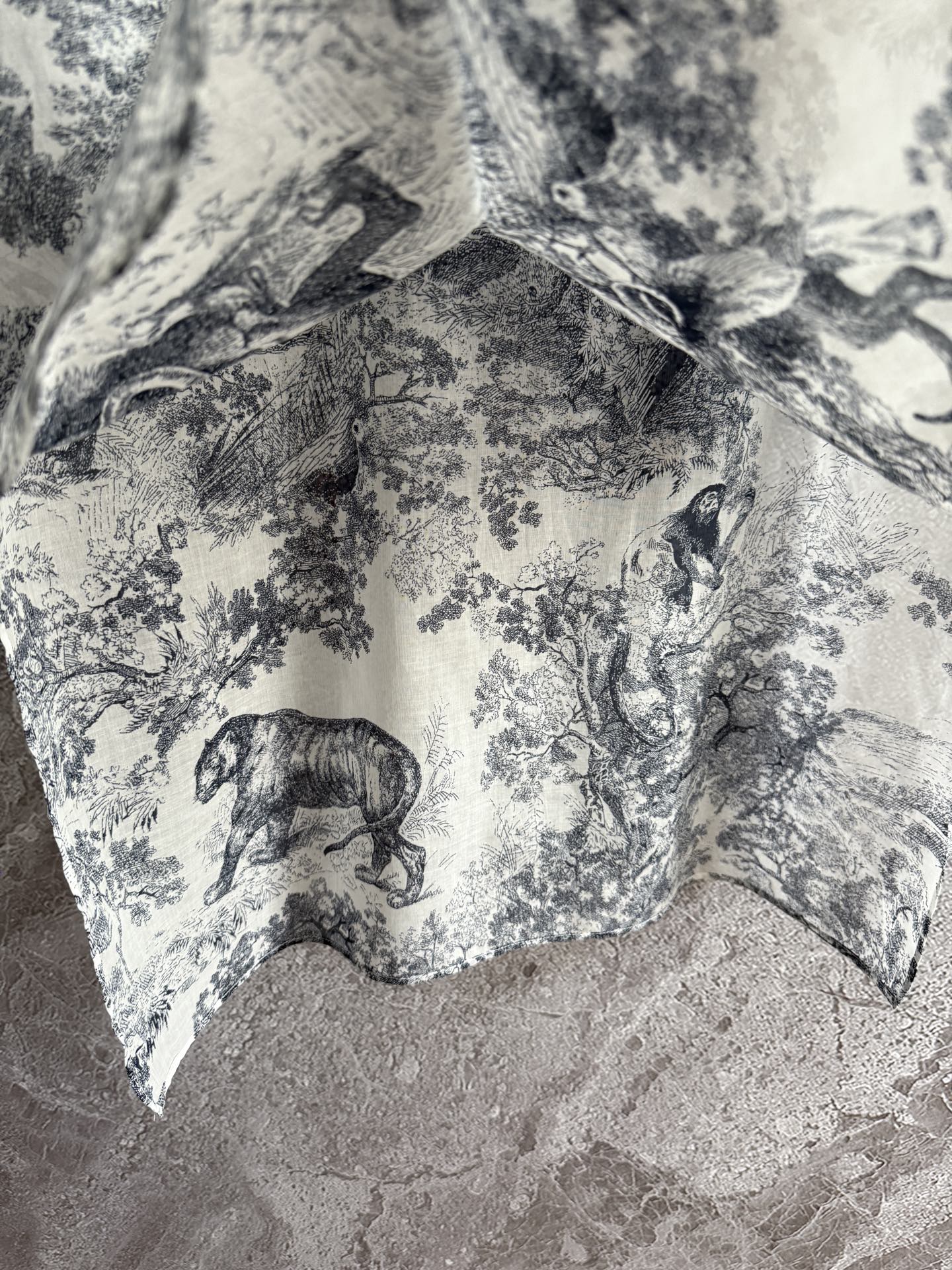 现货‼️‼️/茹伊动物衬衫✨经典盖袖设计，采用标志性的衬衫廓形，饰以经典茹伊森林印花，重新诠释动物图案，