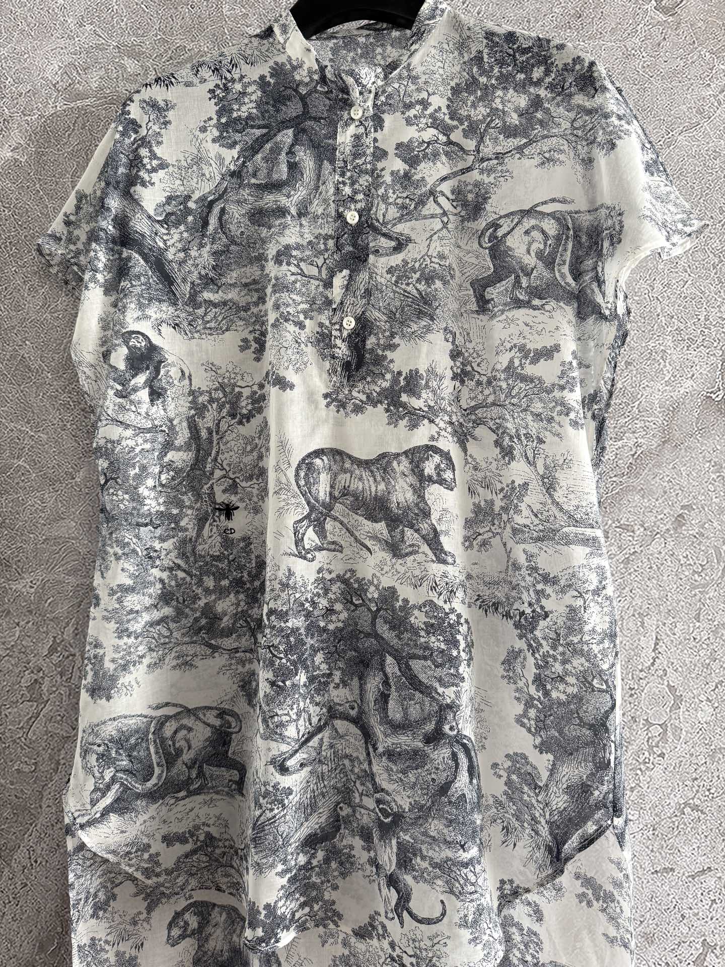 现货‼️‼️/茹伊动物衬衫✨经典盖袖设计，采用标志性的衬衫廓形，饰以经典茹伊森林印花，重新诠释动物图案，