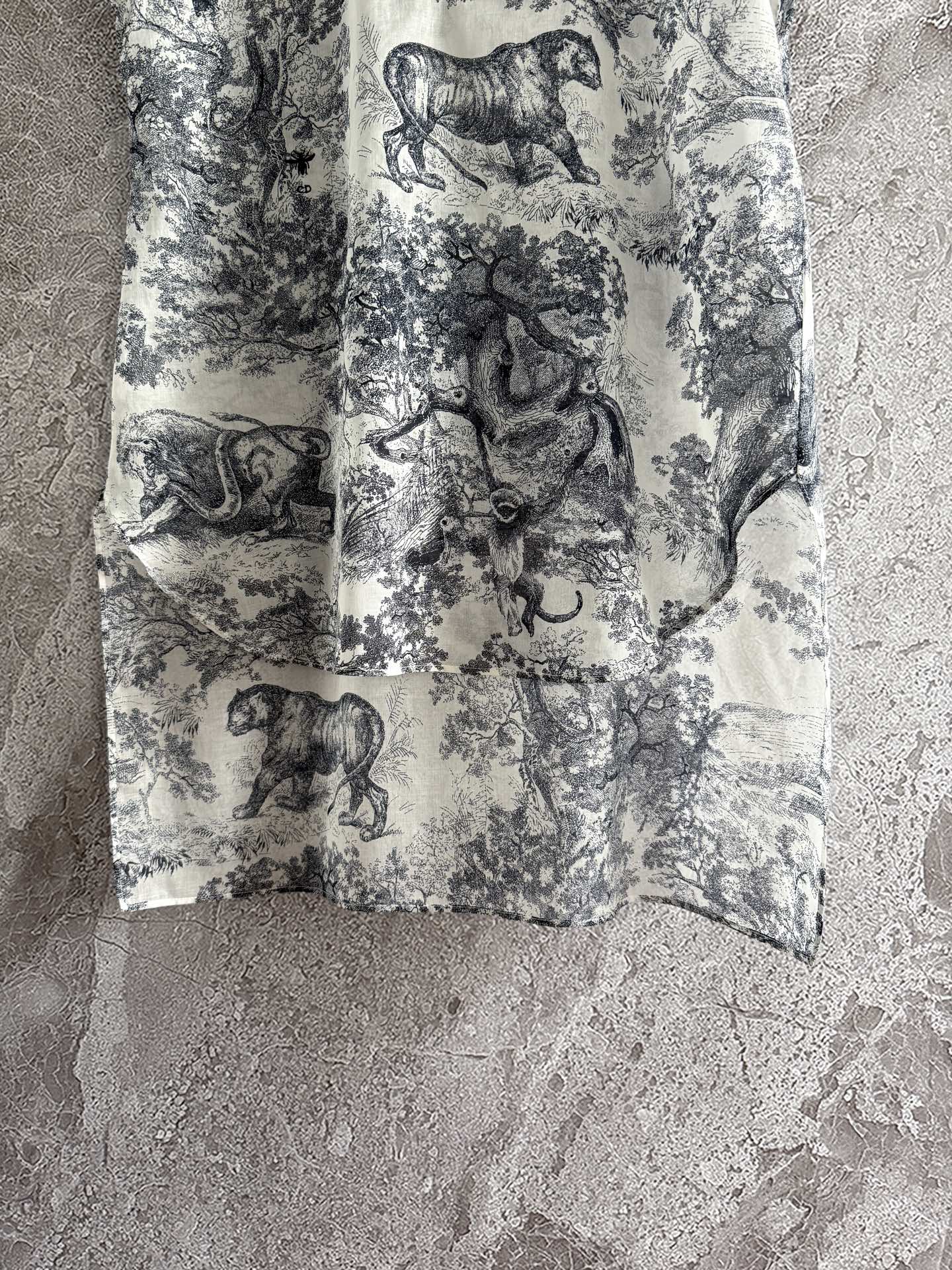 现货‼️‼️/茹伊动物衬衫✨经典盖袖设计，采用标志性的衬衫廓形，饰以经典茹伊森林印花，重新诠释动物图案，