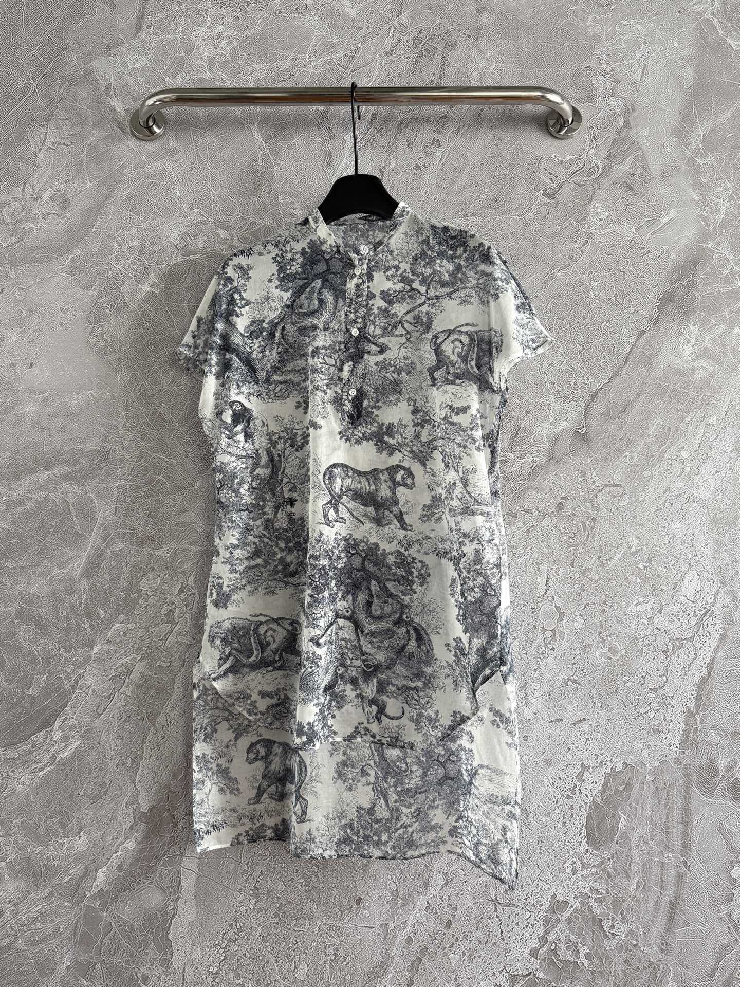 现货‼️‼️/茹伊动物衬衫✨经典盖袖设计，采用标志性的衬衫廓形，饰以经典茹伊森林印花，重新诠释动物图案，