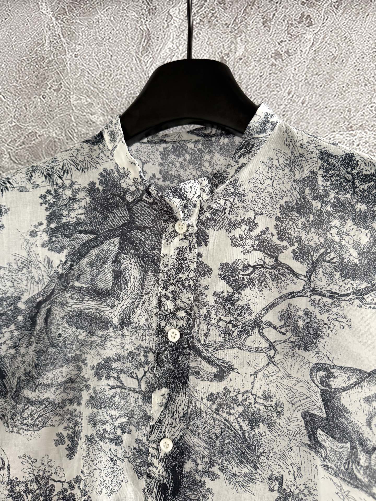 现货‼️‼️/茹伊动物衬衫✨经典盖袖设计，采用标志性的衬衫廓形，饰以经典茹伊森林印花，重新诠释动物图案，