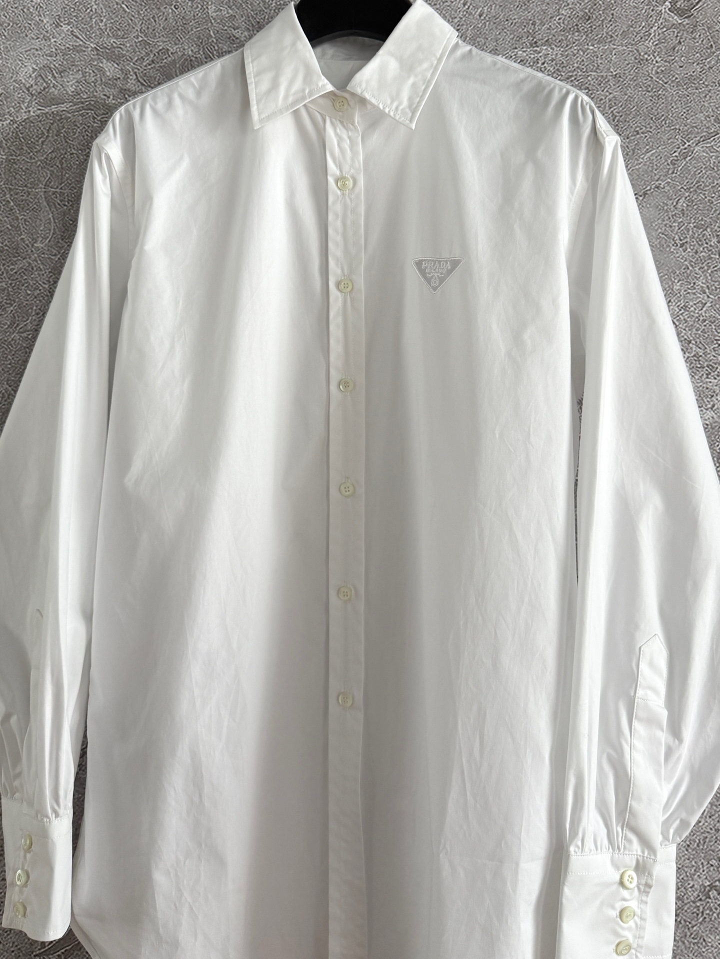 现货‼️‼️🛒款号4120/定位刺绣白衬衫✨府绸棉材质，骨架很好、薄而韧，上身自带挺括度，所以造型和能力