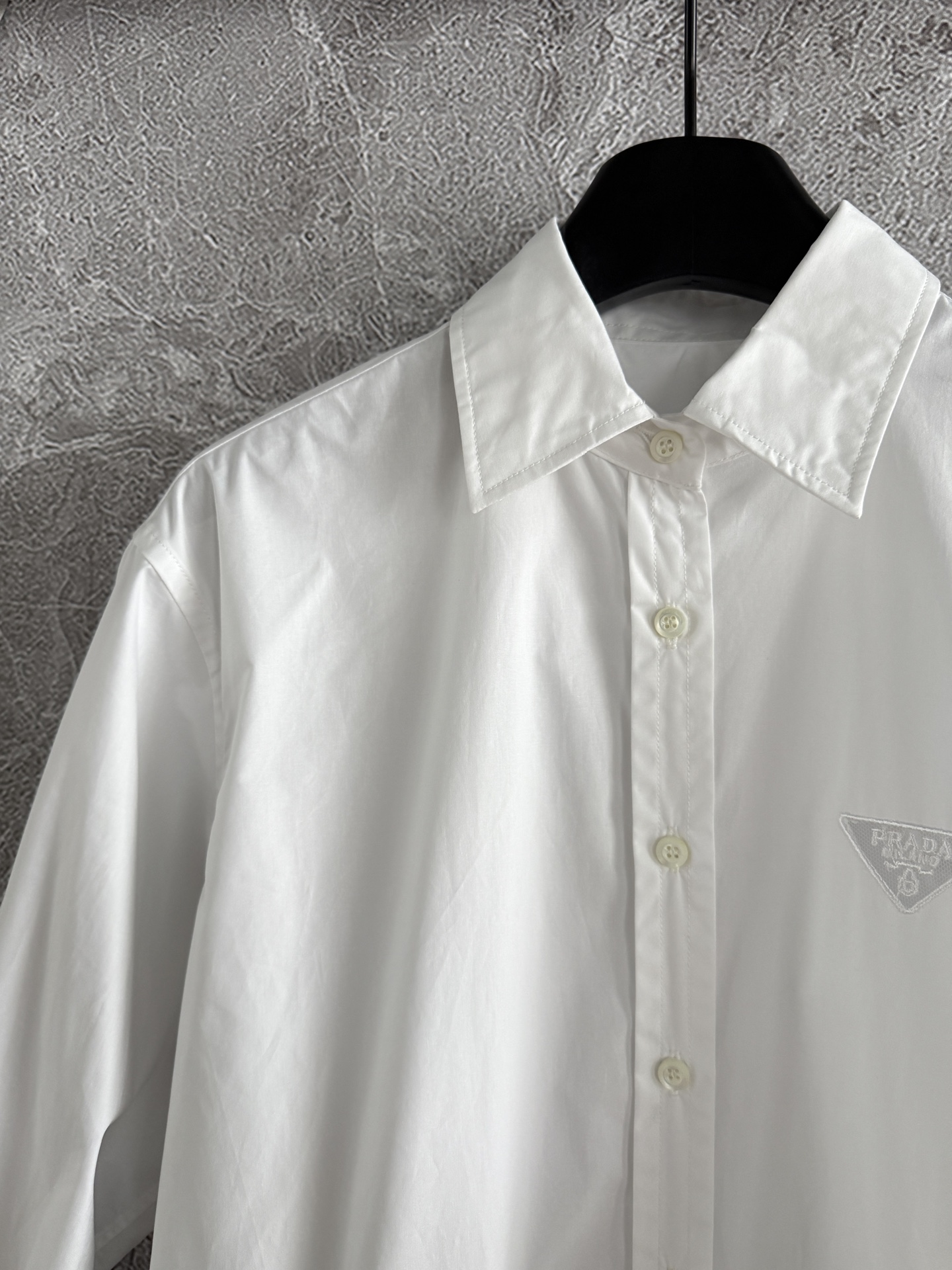 现货‼️‼️🛒款号4120/定位刺绣白衬衫✨府绸棉材质，骨架很好、薄而韧，上身自带挺括度，所以造型和能力