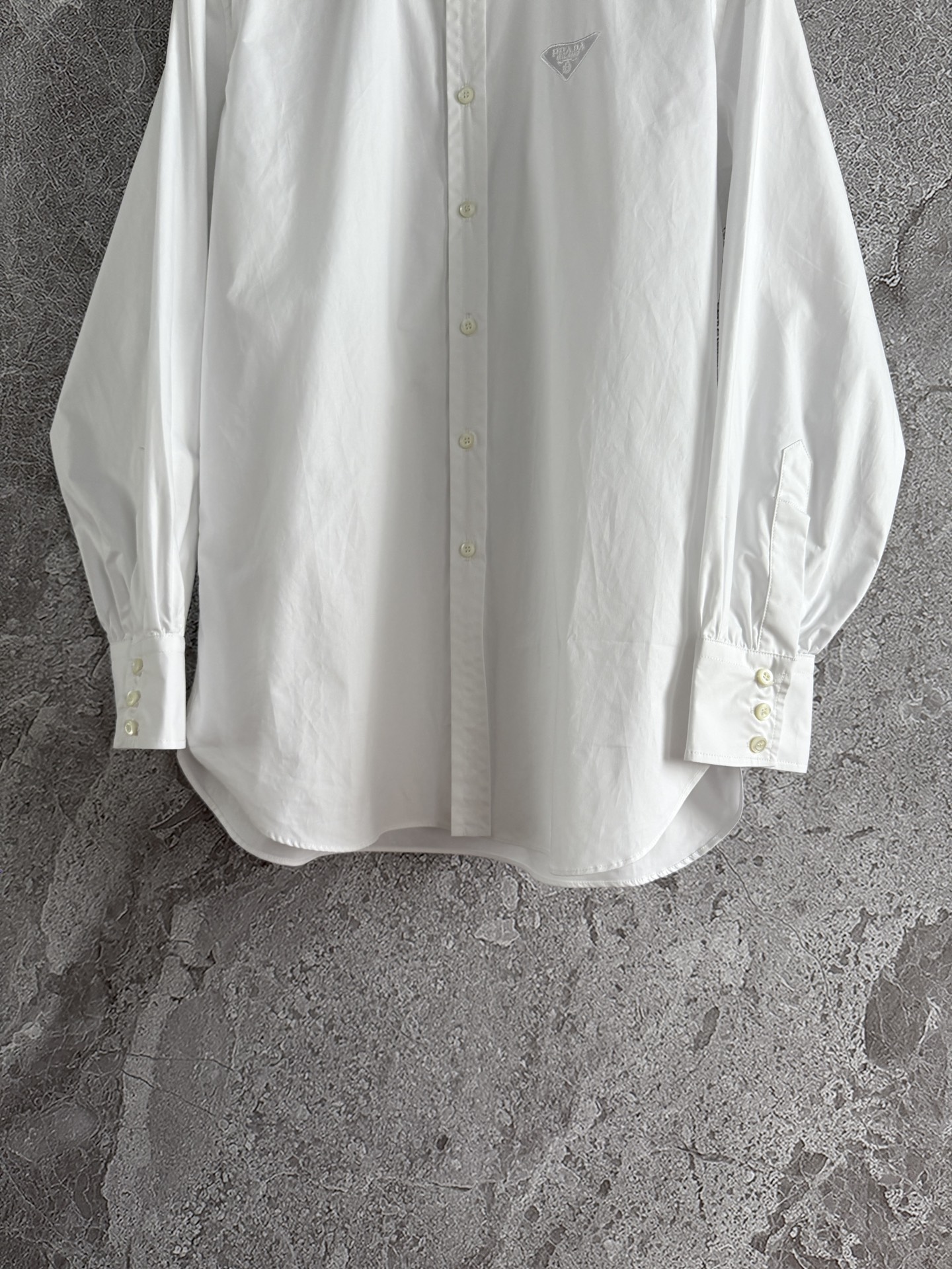 现货‼️‼️🛒款号4120/定位刺绣白衬衫✨府绸棉材质，骨架很好、薄而韧，上身自带挺括度，所以造型和能力