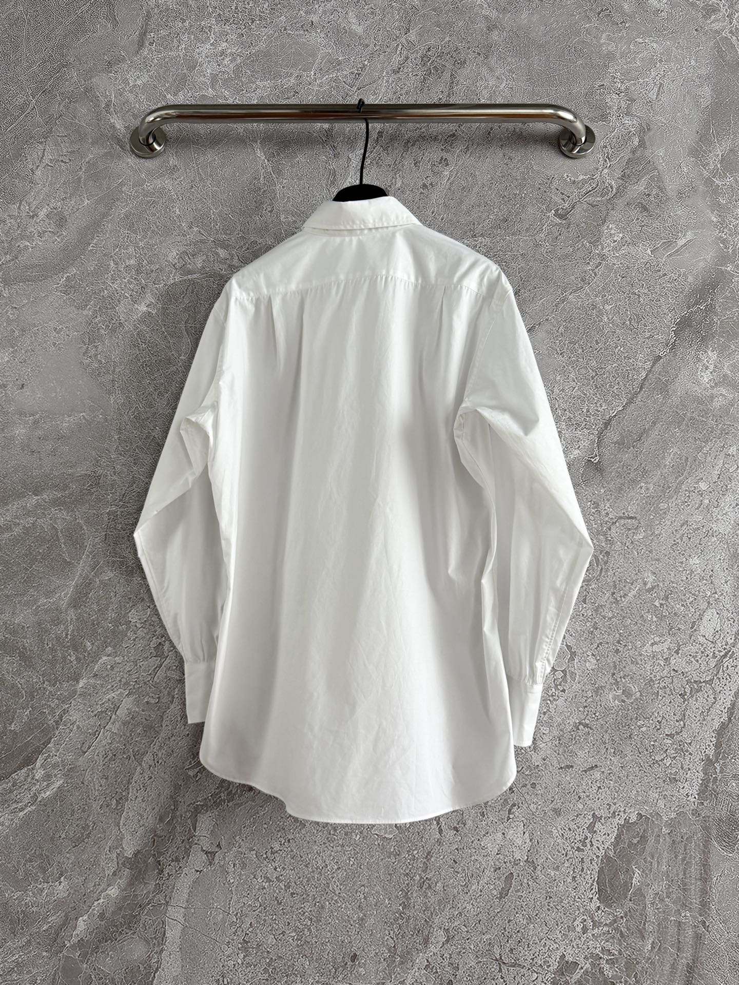 现货‼️‼️🛒款号4120/定位刺绣白衬衫✨府绸棉材质，骨架很好、薄而韧，上身自带挺括度，所以造型和能力