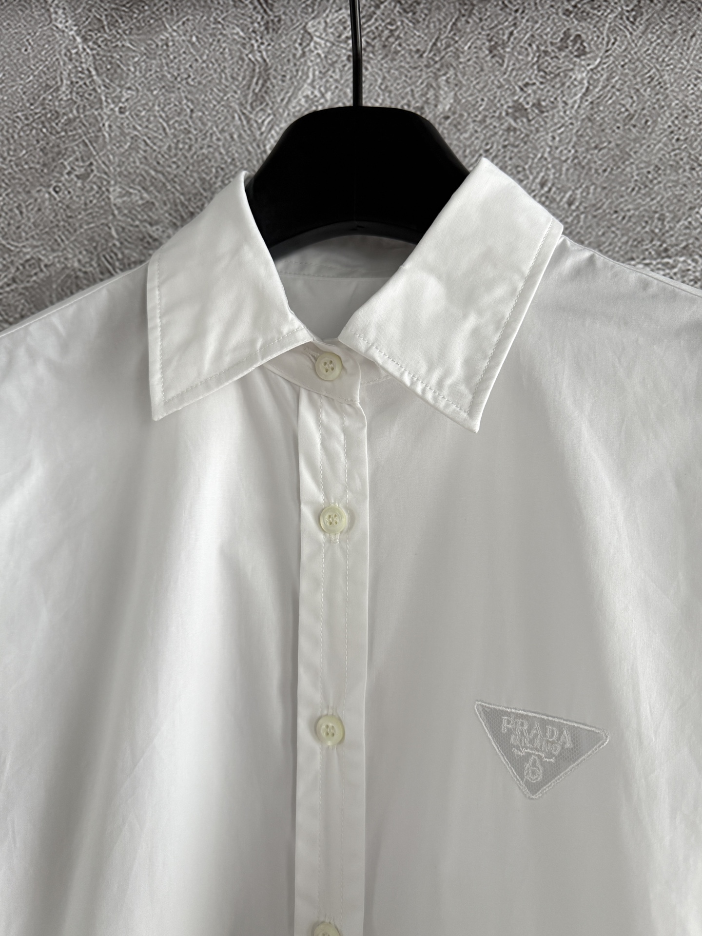 现货‼️‼️🛒款号4120/定位刺绣白衬衫✨府绸棉材质，骨架很好、薄而韧，上身自带挺括度，所以造型和能力