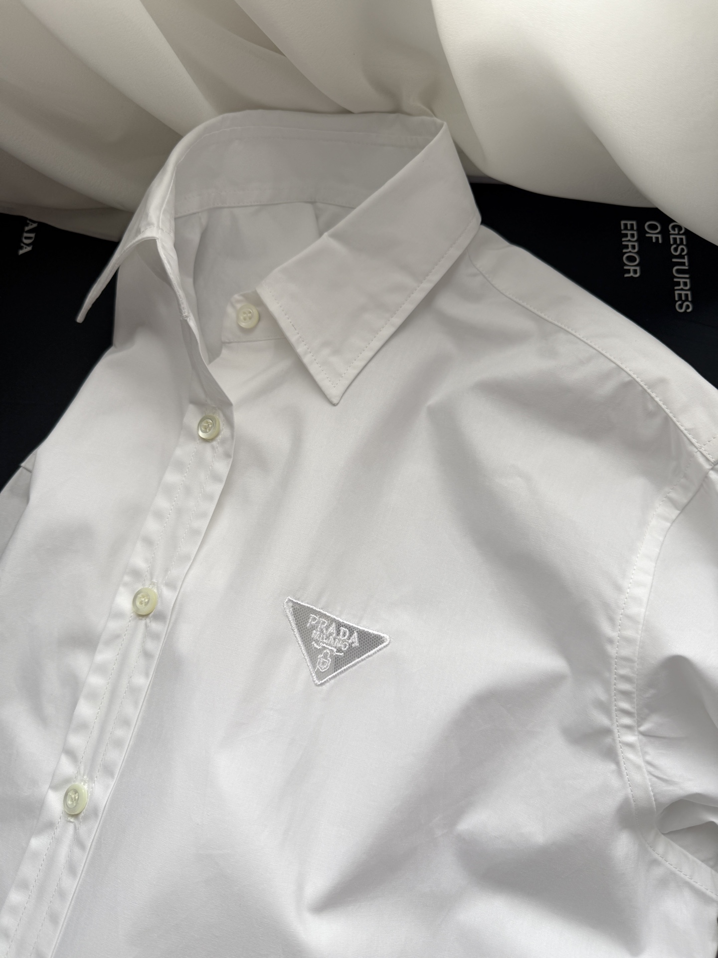 现货‼️‼️🛒款号4120/定位刺绣白衬衫✨府绸棉材质，骨架很好、薄而韧，上身自带挺括度，所以造型和能力