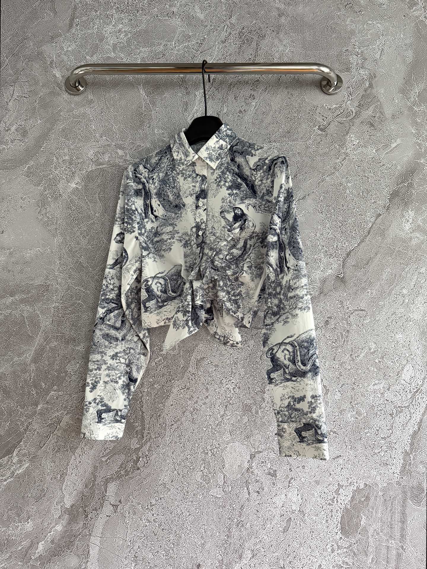 现货‼️‼️束身系带衬衫✨府绸棉质、茹伊森林动物定位裁片印花，短款裁剪、正面扭结系带设计，纽扣开合凸显腰