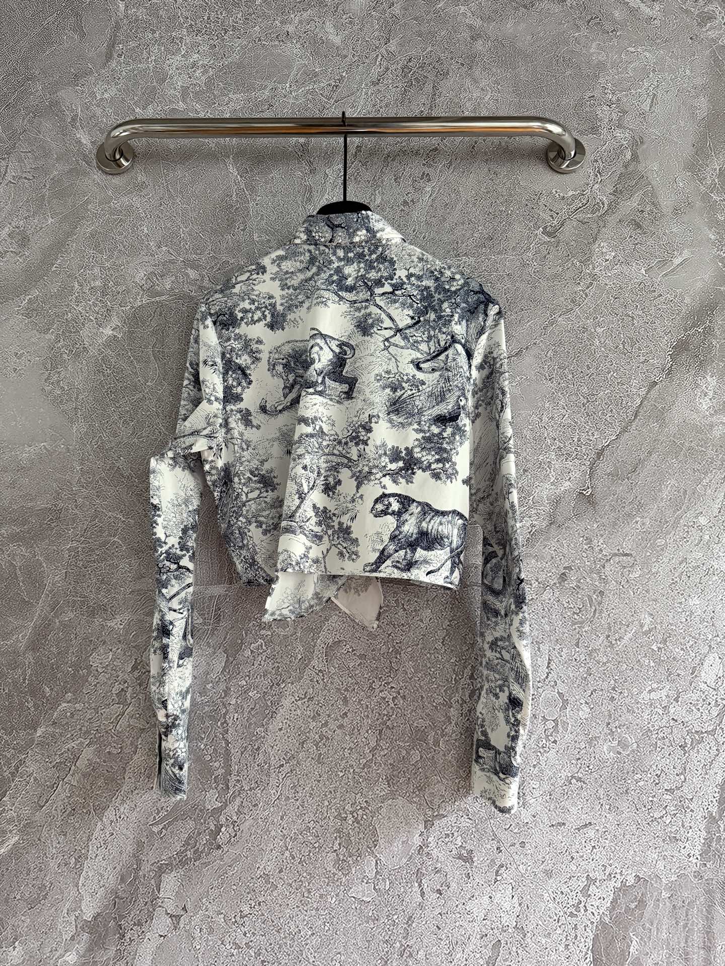 现货‼️‼️束身系带衬衫✨府绸棉质、茹伊森林动物定位裁片印花，短款裁剪、正面扭结系带设计，纽扣开合凸显腰