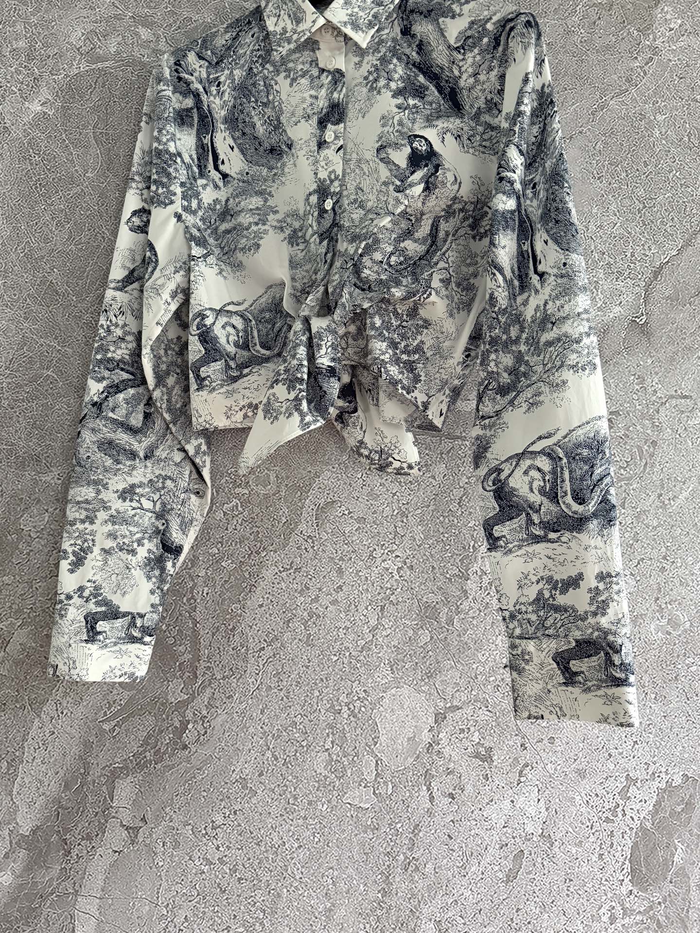 现货‼️‼️束身系带衬衫✨府绸棉质、茹伊森林动物定位裁片印花，短款裁剪、正面扭结系带设计，纽扣开合凸显腰