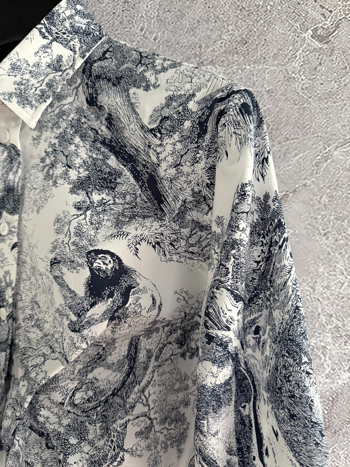 现货‼️‼️束身系带衬衫✨府绸棉质、茹伊森林动物定位裁片印花，短款裁剪、正面扭结系带设计，纽扣开合凸显腰