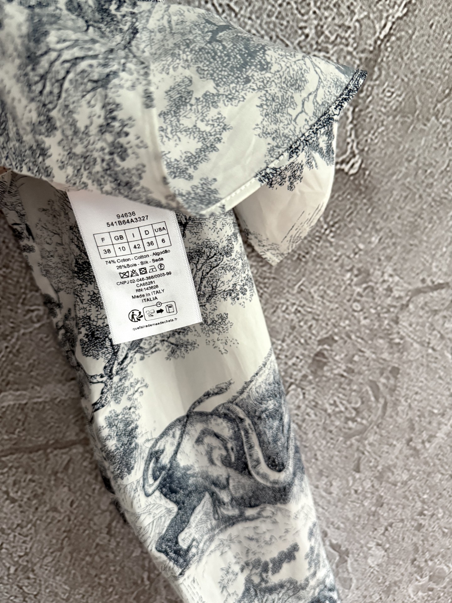 现货‼️‼️束身系带衬衫✨府绸棉质、茹伊森林动物定位裁片印花，短款裁剪、正面扭结系带设计，纽扣开合凸显腰