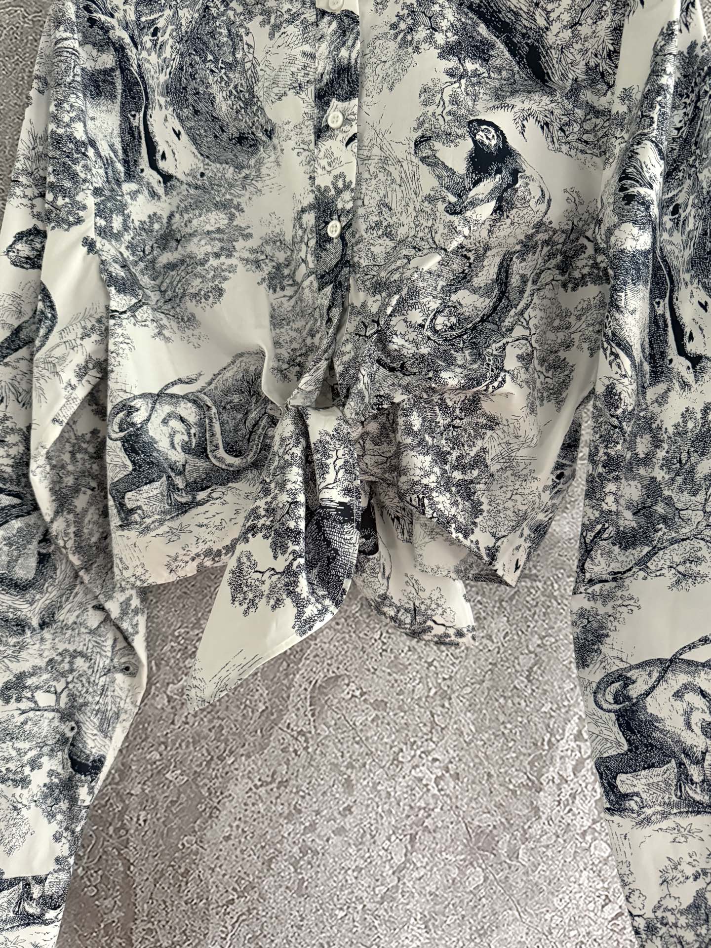 现货‼️‼️束身系带衬衫✨府绸棉质、茹伊森林动物定位裁片印花，短款裁剪、正面扭结系带设计，纽扣开合凸显腰