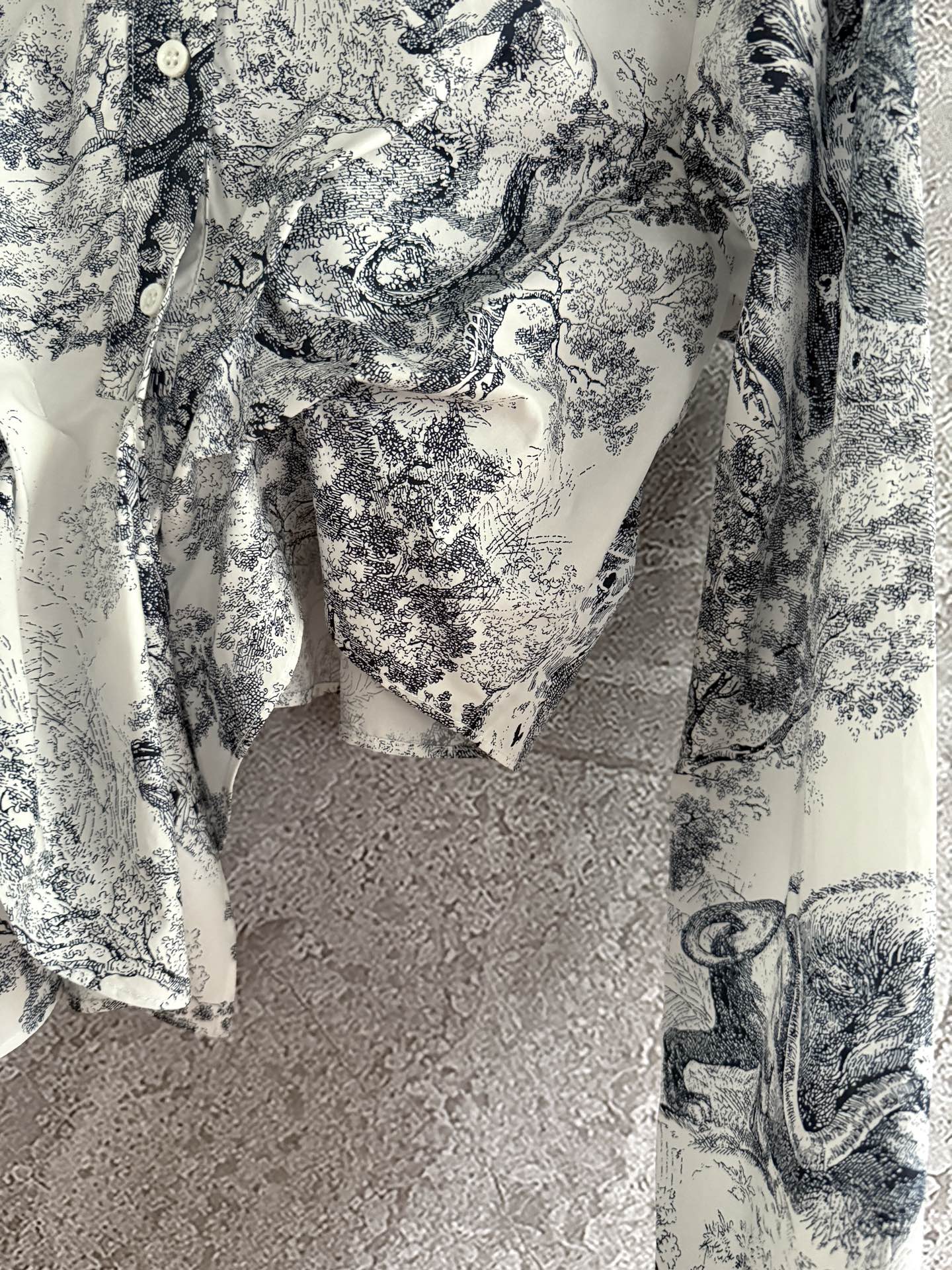 现货‼️‼️束身系带衬衫✨府绸棉质、茹伊森林动物定位裁片印花，短款裁剪、正面扭结系带设计，纽扣开合凸显腰