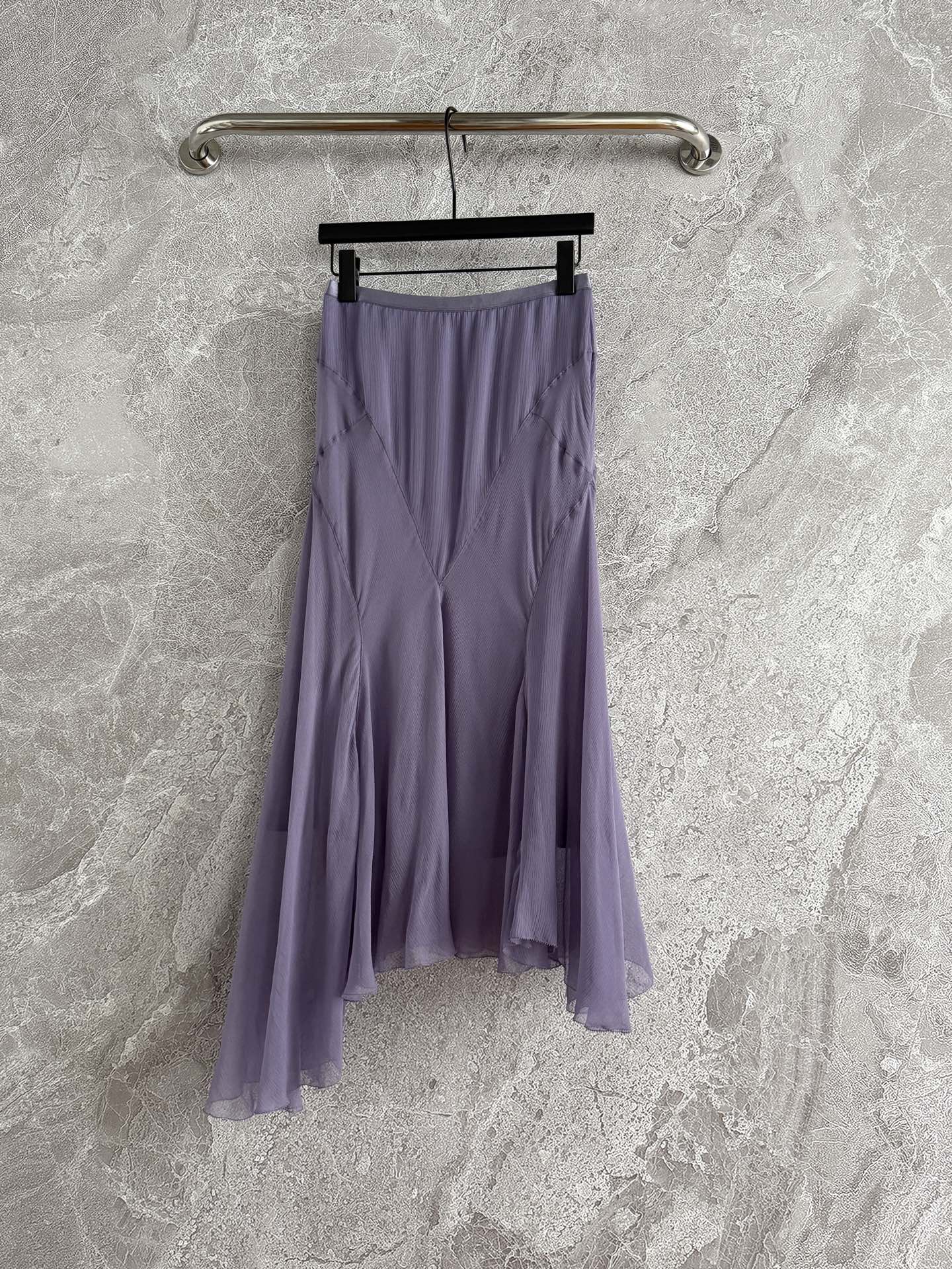 现货‼️‼️/顺纡真丝半裙✨萱依草紫色、里外全部定染色，外层不规则拼接设计，顺纡真丝用料蛮大的，弹力松紧