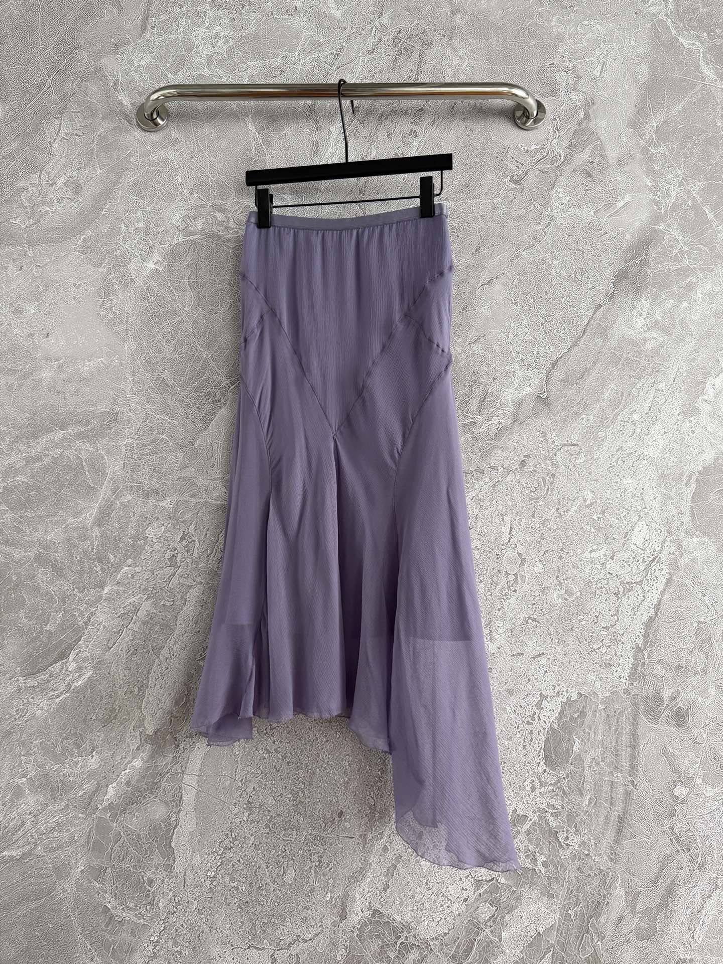 现货‼️‼️/顺纡真丝半裙✨萱依草紫色、里外全部定染色，外层不规则拼接设计，顺纡真丝用料蛮大的，弹力松紧