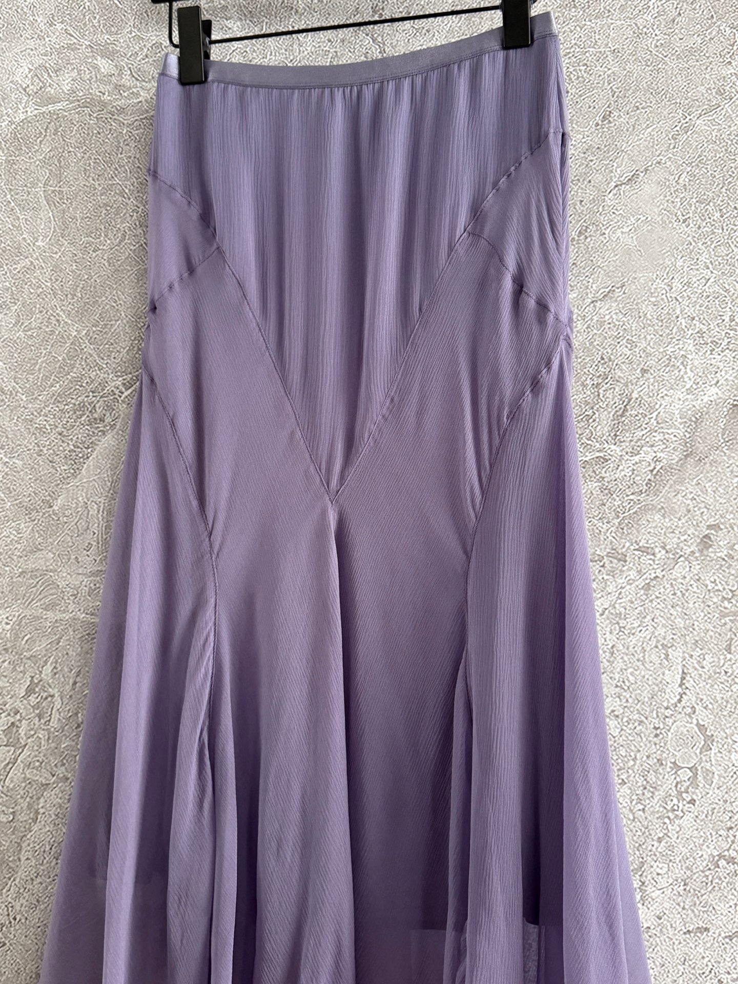 现货‼️‼️/顺纡真丝半裙✨萱依草紫色、里外全部定染色，外层不规则拼接设计，顺纡真丝用料蛮大的，弹力松紧