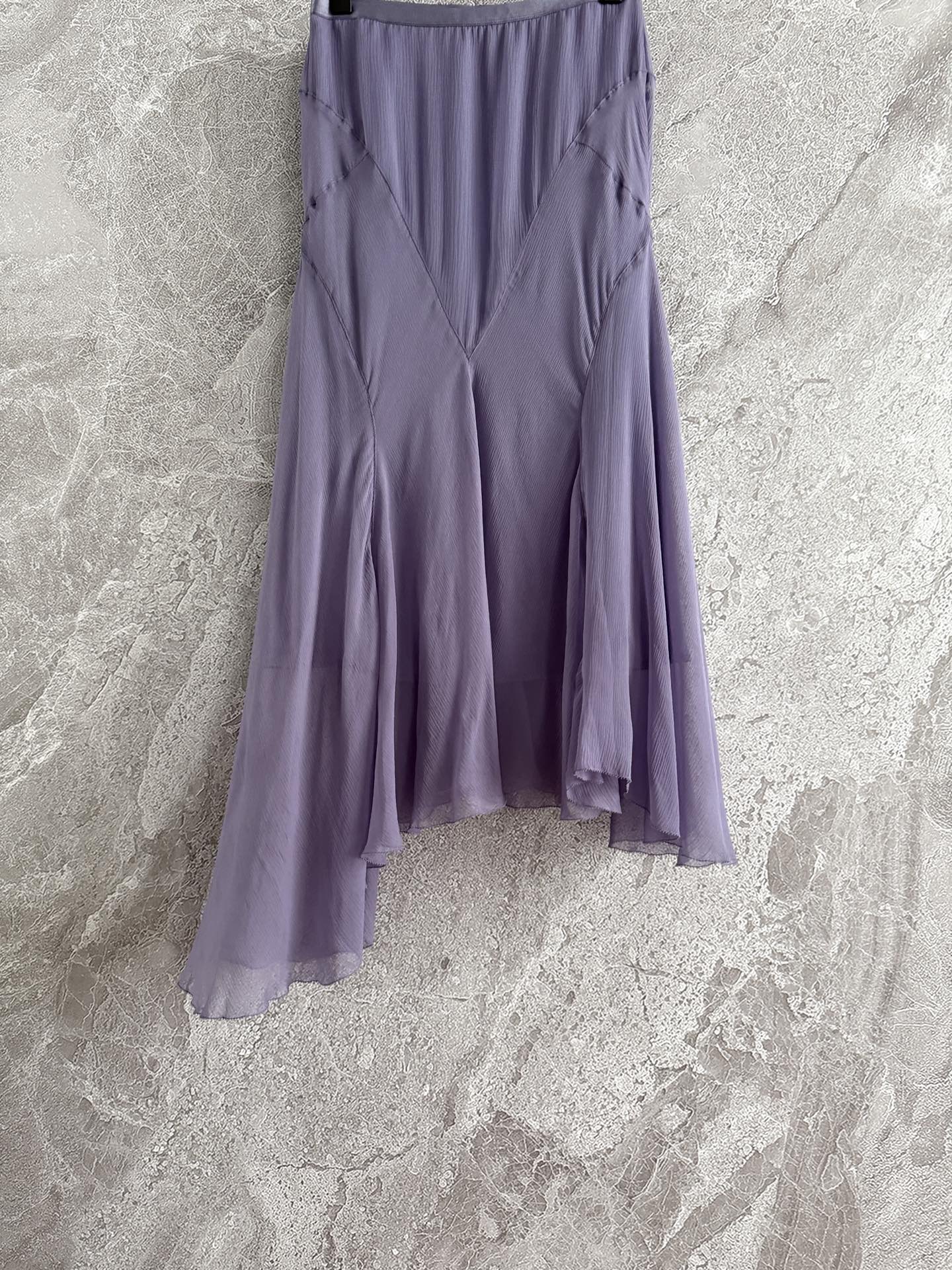 现货‼️‼️/顺纡真丝半裙✨萱依草紫色、里外全部定染色，外层不规则拼接设计，顺纡真丝用料蛮大的，弹力松紧