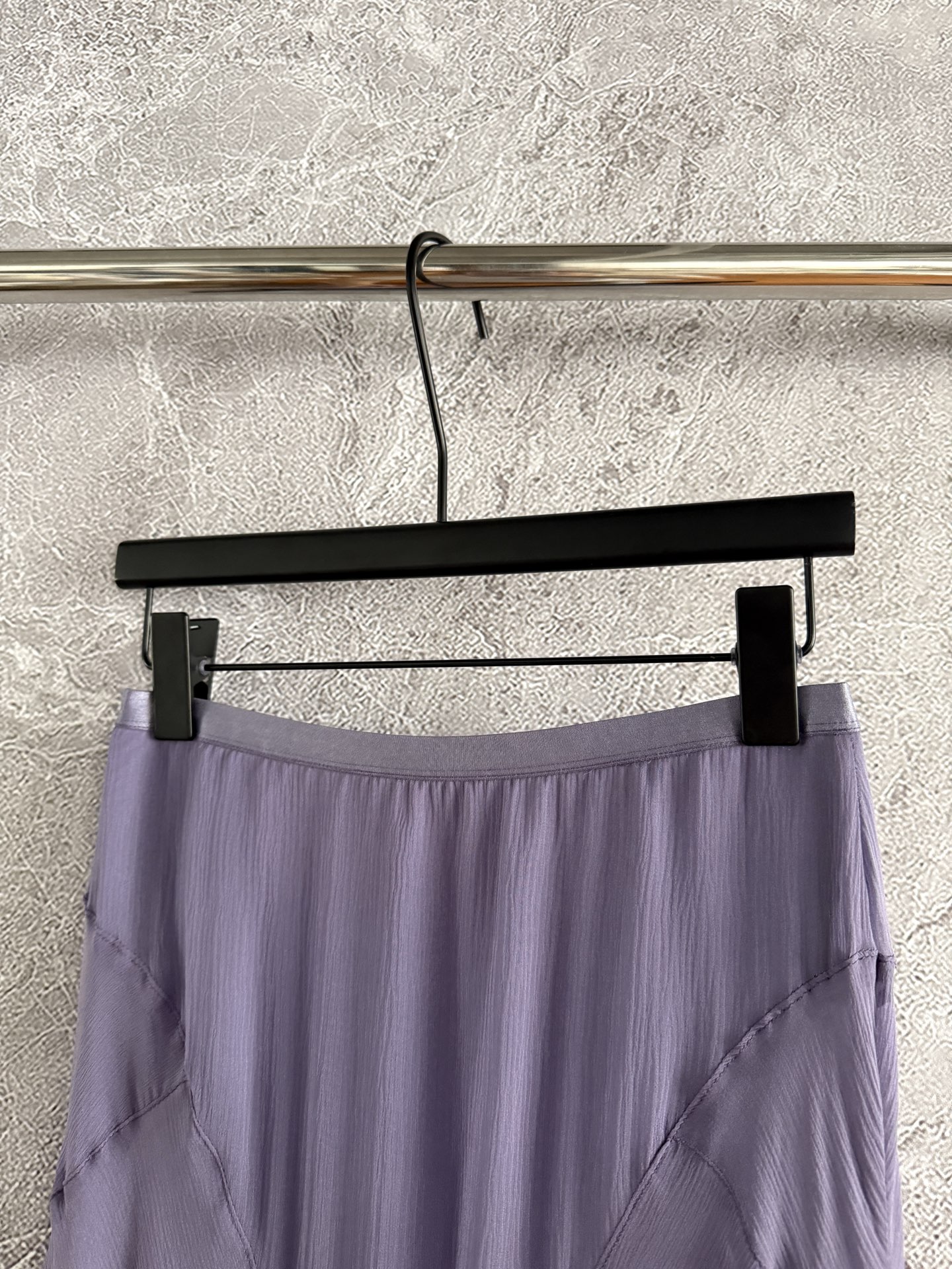 现货‼️‼️/顺纡真丝半裙✨萱依草紫色、里外全部定染色，外层不规则拼接设计，顺纡真丝用料蛮大的，弹力松紧