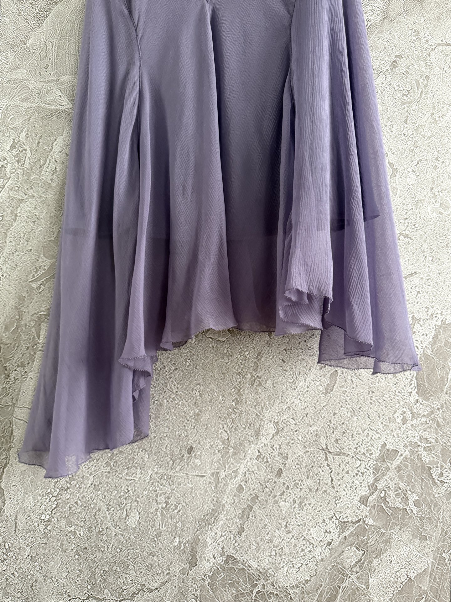 现货‼️‼️/顺纡真丝半裙✨萱依草紫色、里外全部定染色，外层不规则拼接设计，顺纡真丝用料蛮大的，弹力松紧
