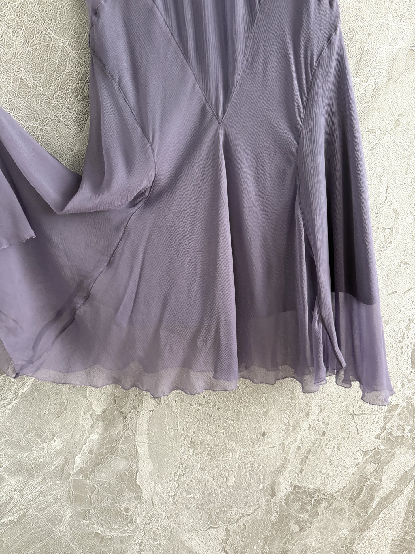 现货‼️‼️/顺纡真丝半裙✨萱依草紫色、里外全部定染色，外层不规则拼接设计，顺纡真丝用料蛮大的，弹力松紧