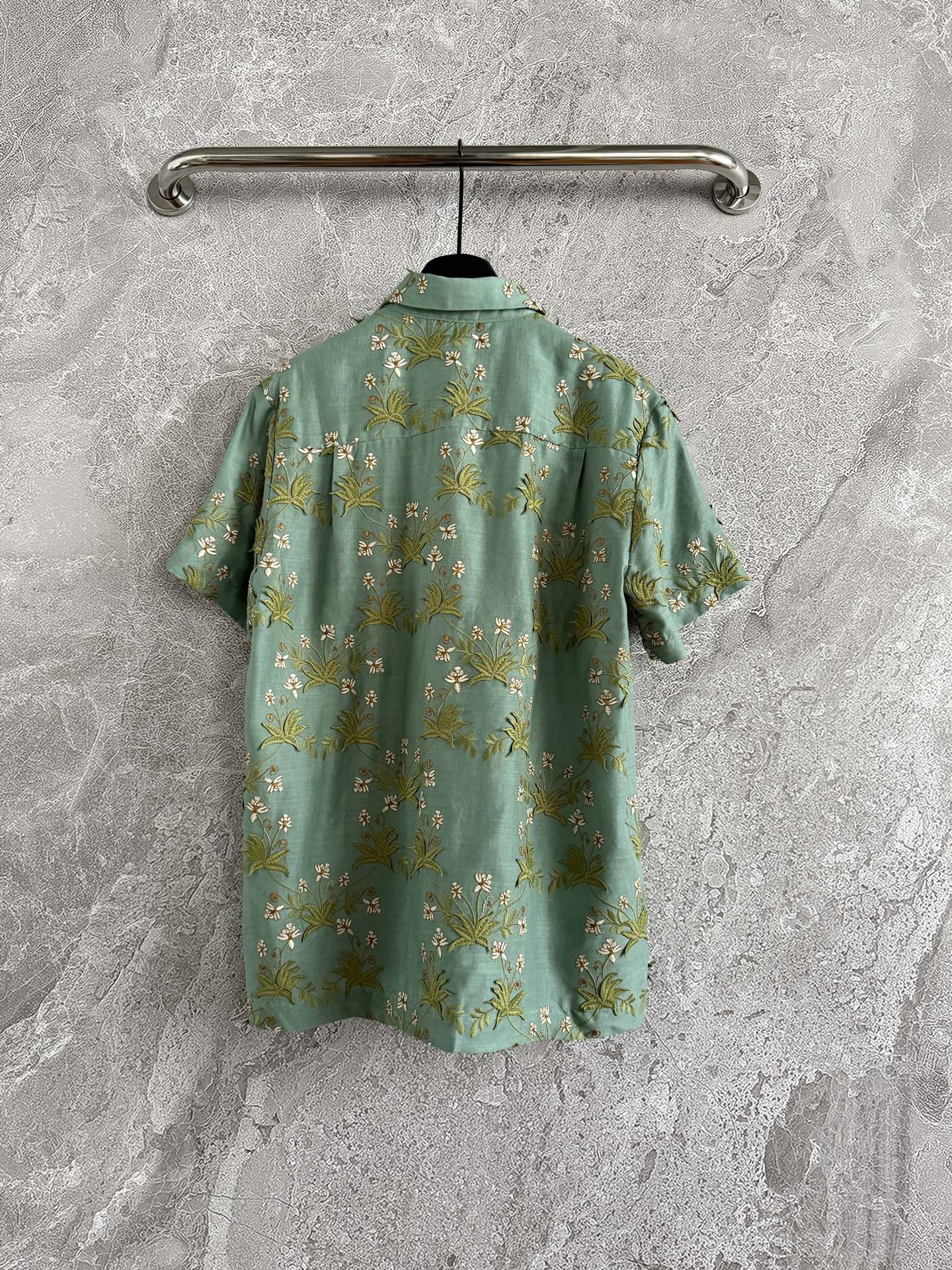 现货‼️‼️🛒款号41/花野刺绣衬衫✨全身立体贴花工艺，超重磅精致，上身很舒服自在这款的版型也是宽松的，