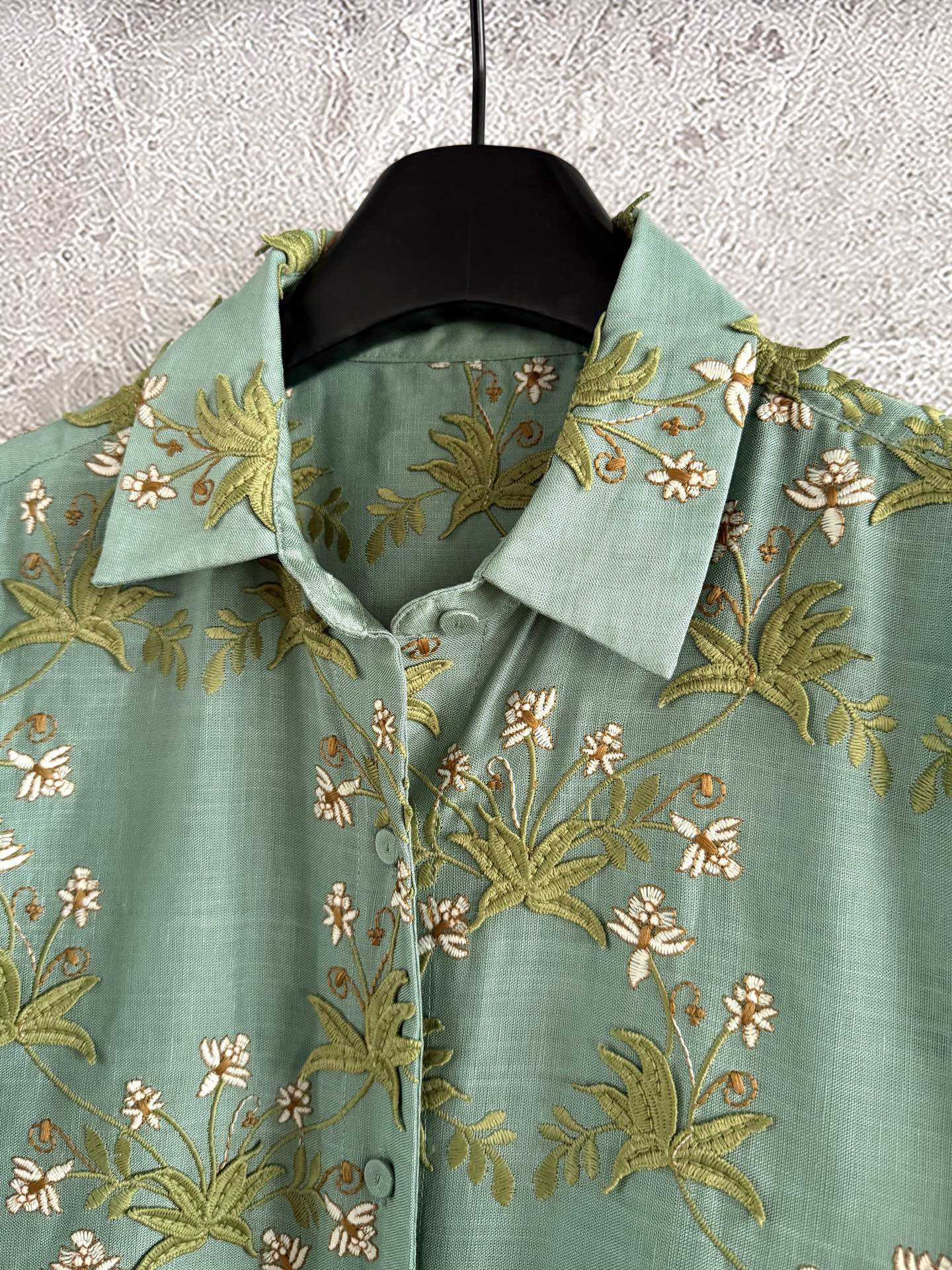 现货‼️‼️🛒款号41/花野刺绣衬衫✨全身立体贴花工艺，超重磅精致，上身很舒服自在这款的版型也是宽松的，