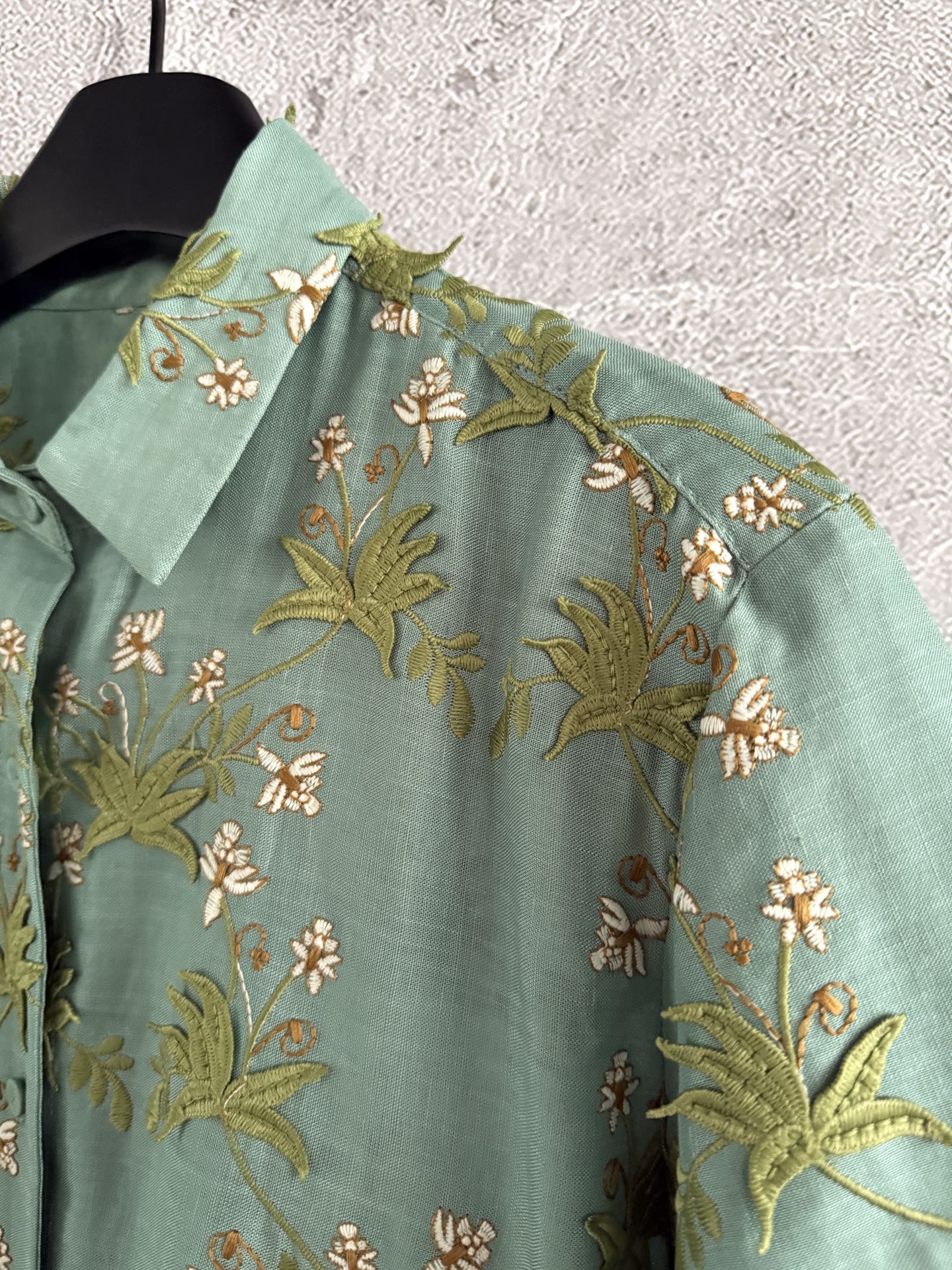 现货‼️‼️🛒款号41/花野刺绣衬衫✨全身立体贴花工艺，超重磅精致，上身很舒服自在这款的版型也是宽松的，