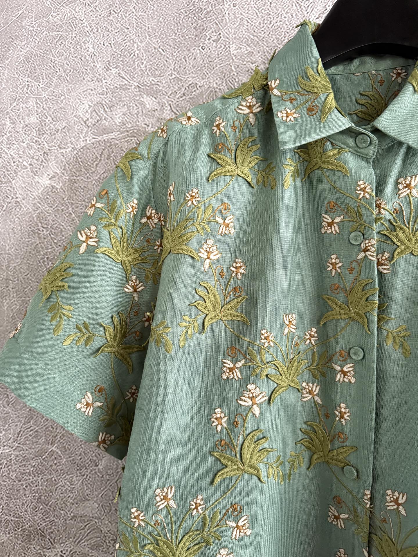 现货‼️‼️🛒款号41/花野刺绣衬衫✨全身立体贴花工艺，超重磅精致，上身很舒服自在这款的版型也是宽松的，