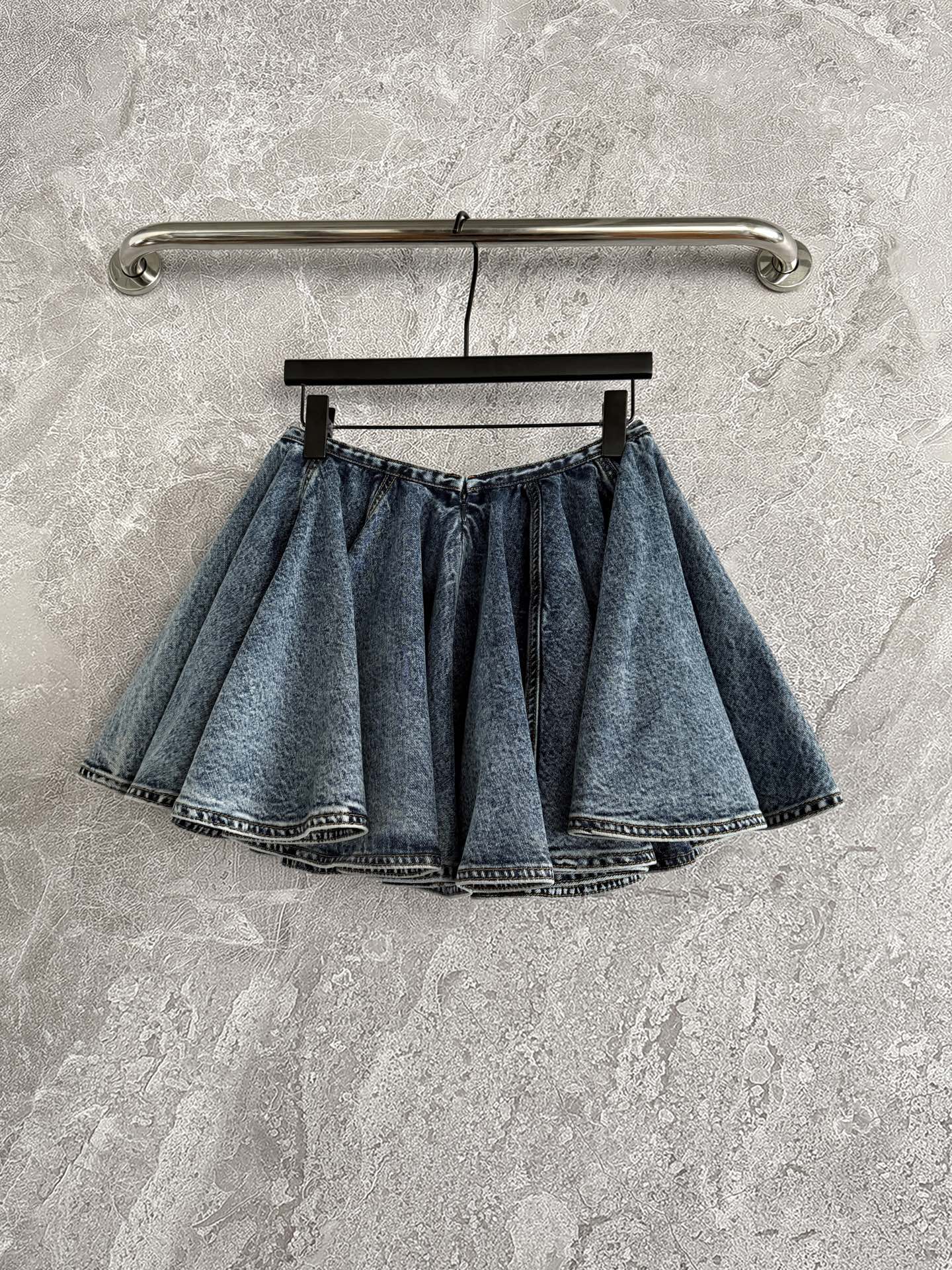 褶裥牛仔半裙✨雪花复古石洗色，采用低腰头设计，两侧隐藏式的口袋，搭配喇叭a字裁剪，多层次拼接呈现伞裙效果