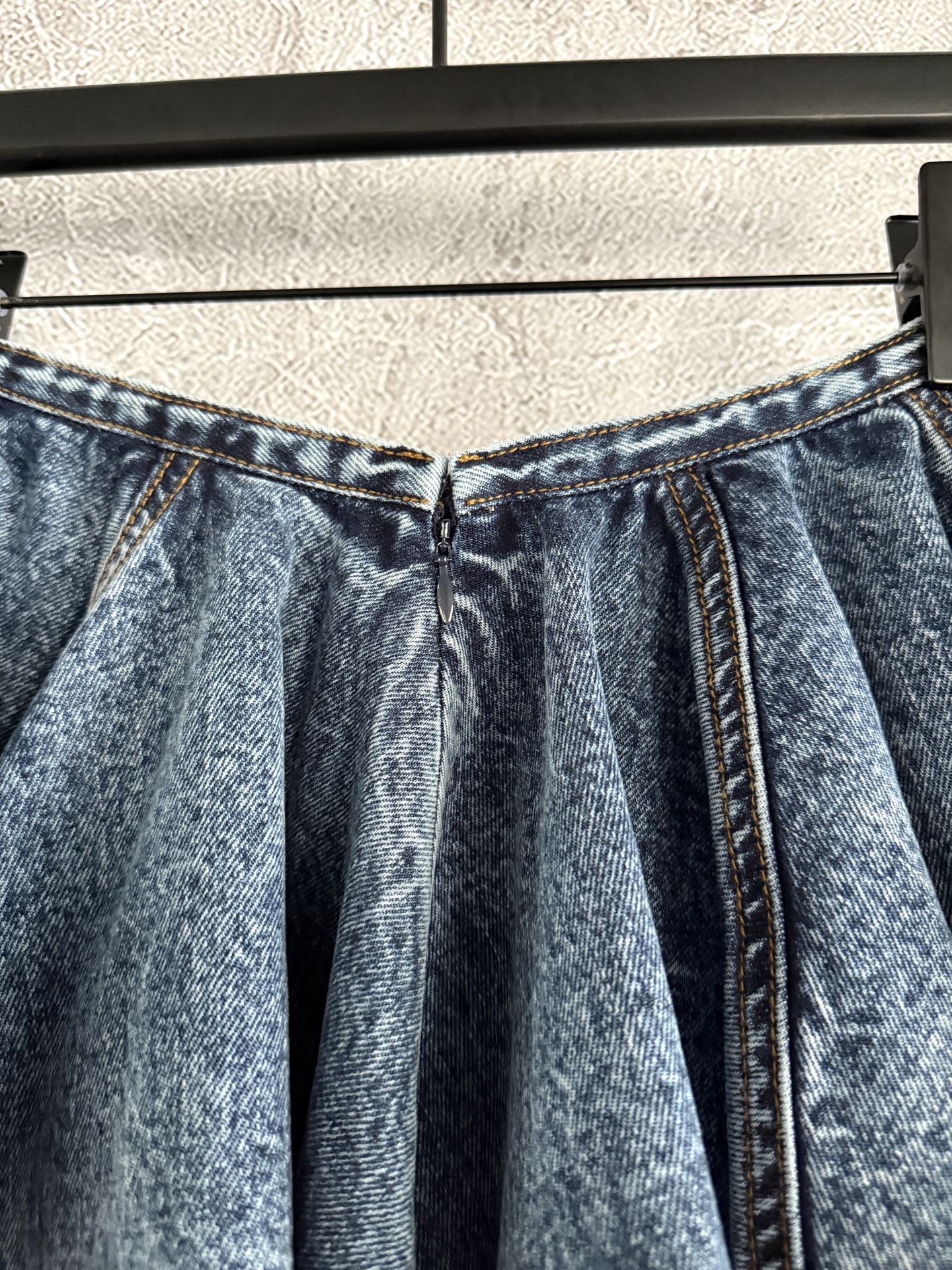 褶裥牛仔半裙✨雪花复古石洗色，采用低腰头设计，两侧隐藏式的口袋，搭配喇叭a字裁剪，多层次拼接呈现伞裙效果