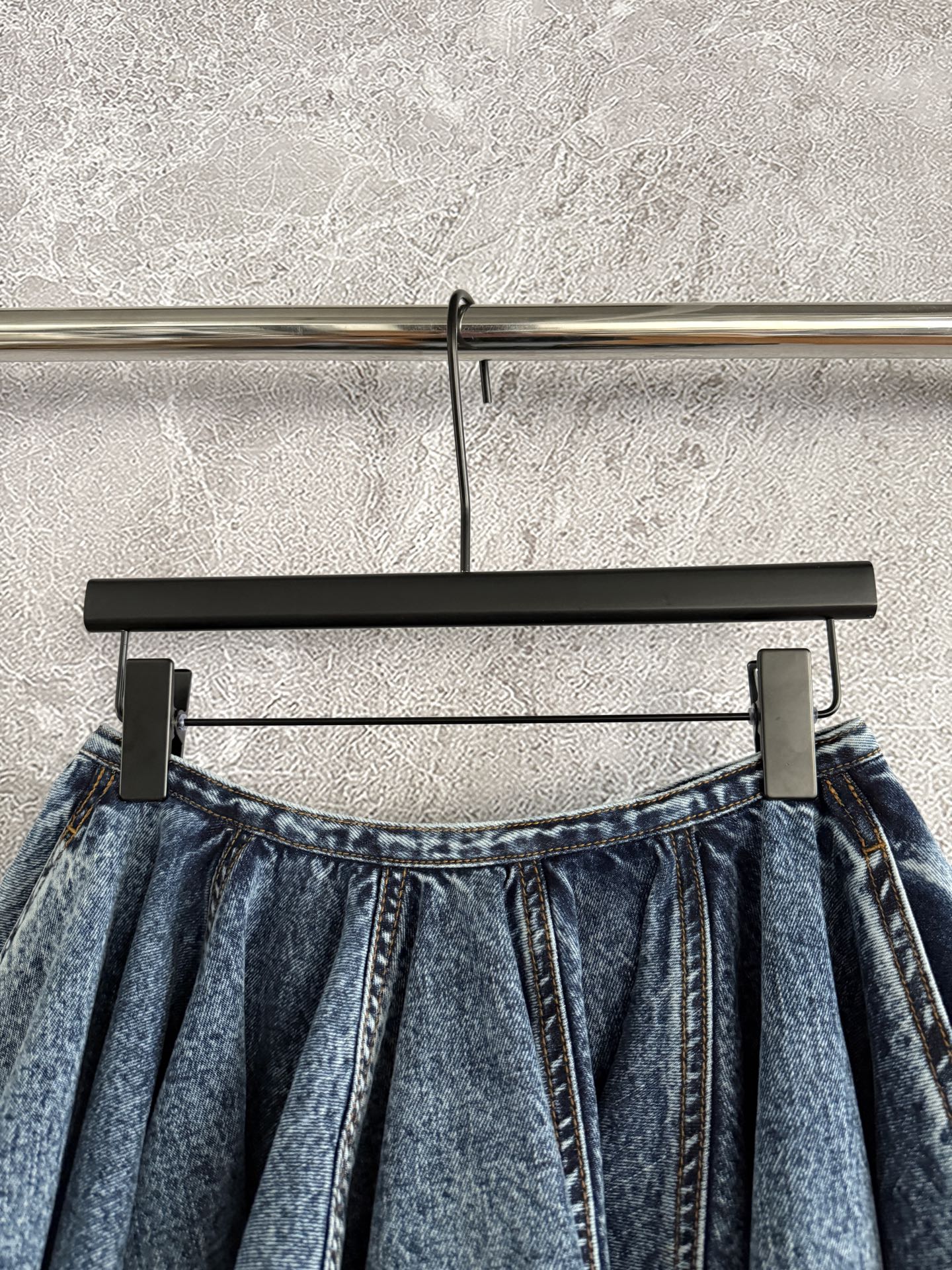 褶裥牛仔半裙✨雪花复古石洗色，采用低腰头设计，两侧隐藏式的口袋，搭配喇叭a字裁剪，多层次拼接呈现伞裙效果