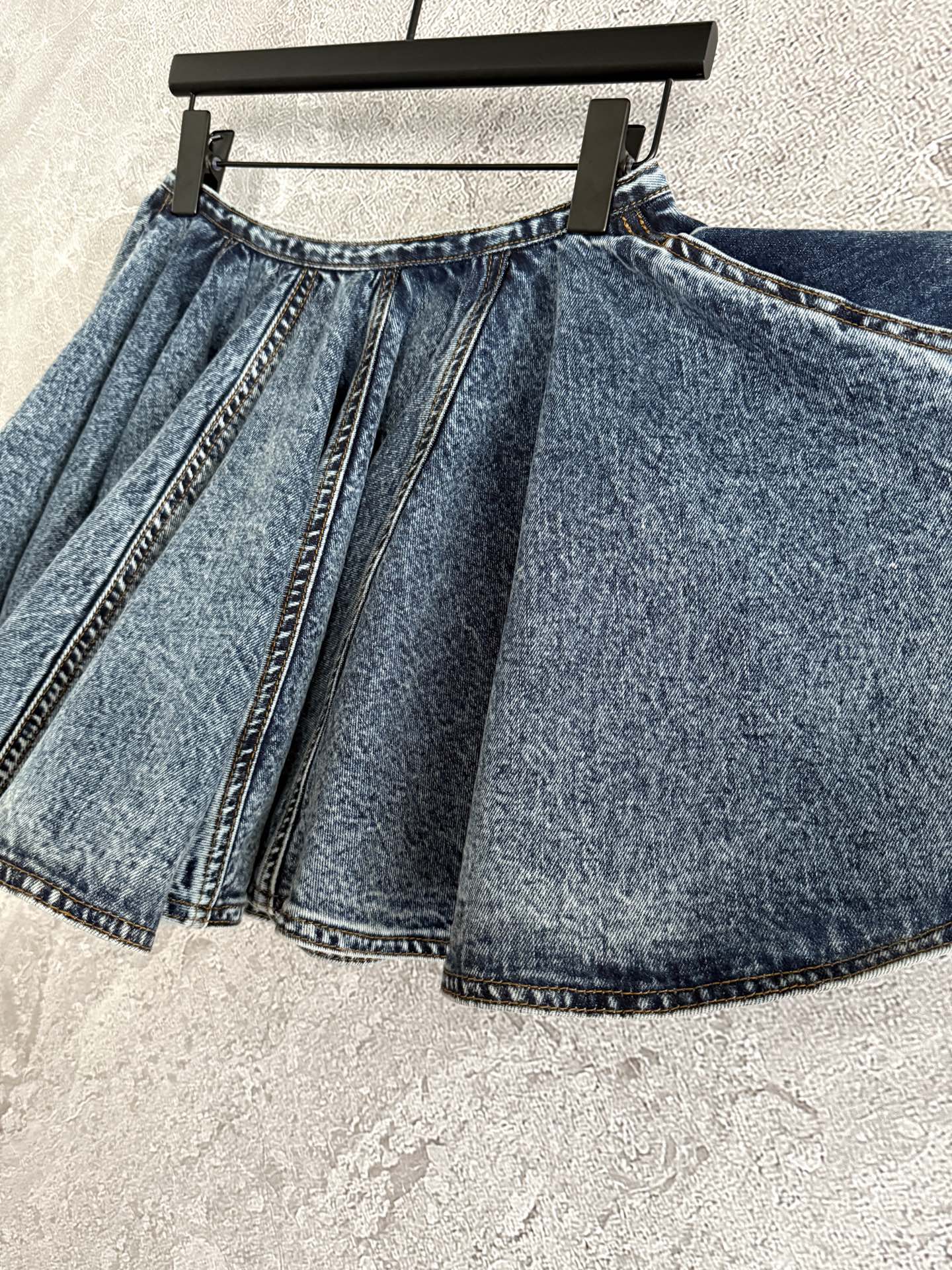 褶裥牛仔半裙✨雪花复古石洗色，采用低腰头设计，两侧隐藏式的口袋，搭配喇叭a字裁剪，多层次拼接呈现伞裙效果