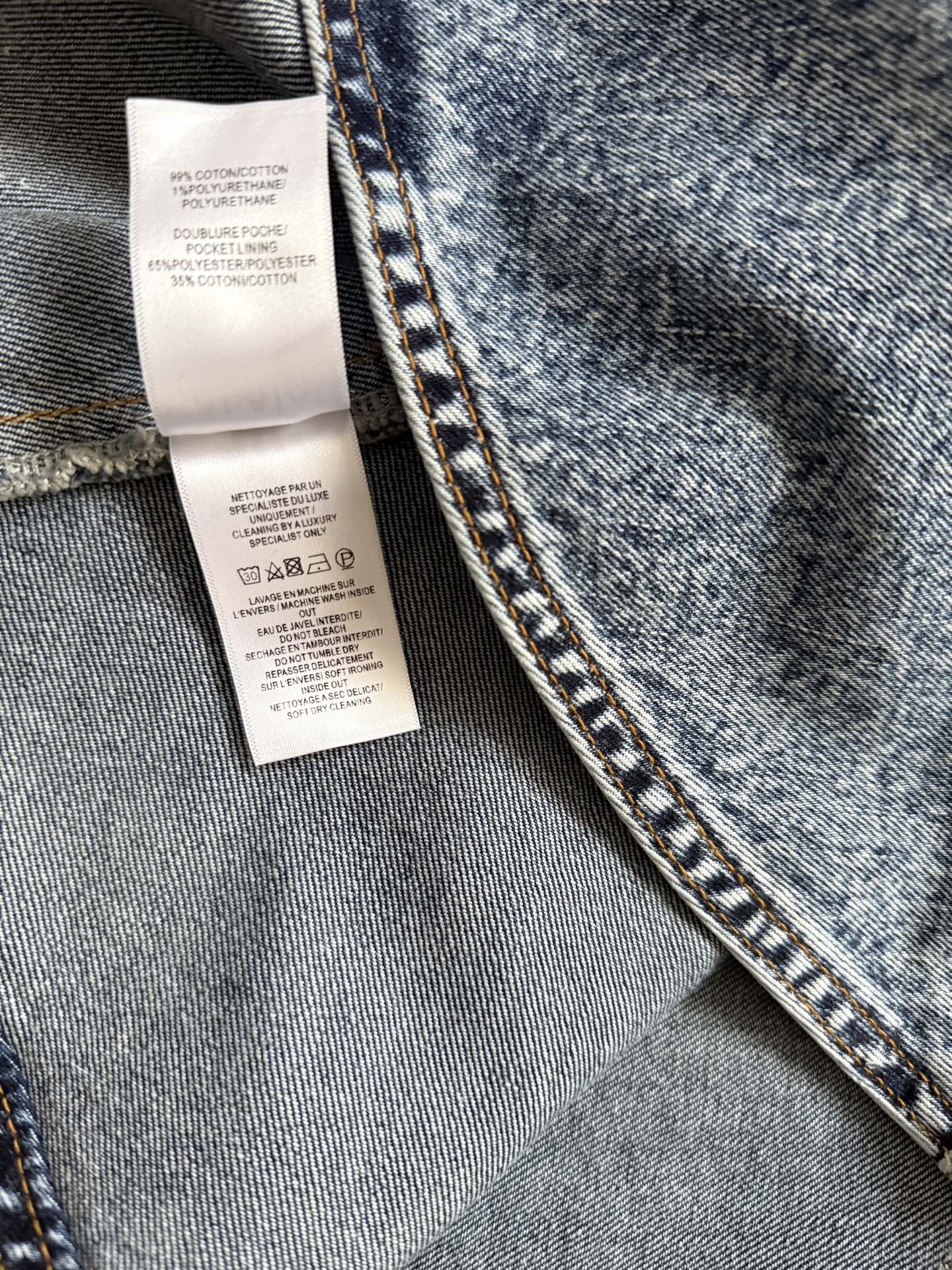 褶裥牛仔半裙✨雪花复古石洗色，采用低腰头设计，两侧隐藏式的口袋，搭配喇叭a字裁剪，多层次拼接呈现伞裙效果