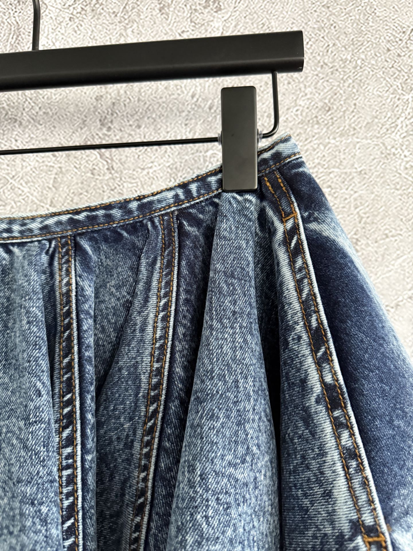 褶裥牛仔半裙✨雪花复古石洗色，采用低腰头设计，两侧隐藏式的口袋，搭配喇叭a字裁剪，多层次拼接呈现伞裙效果