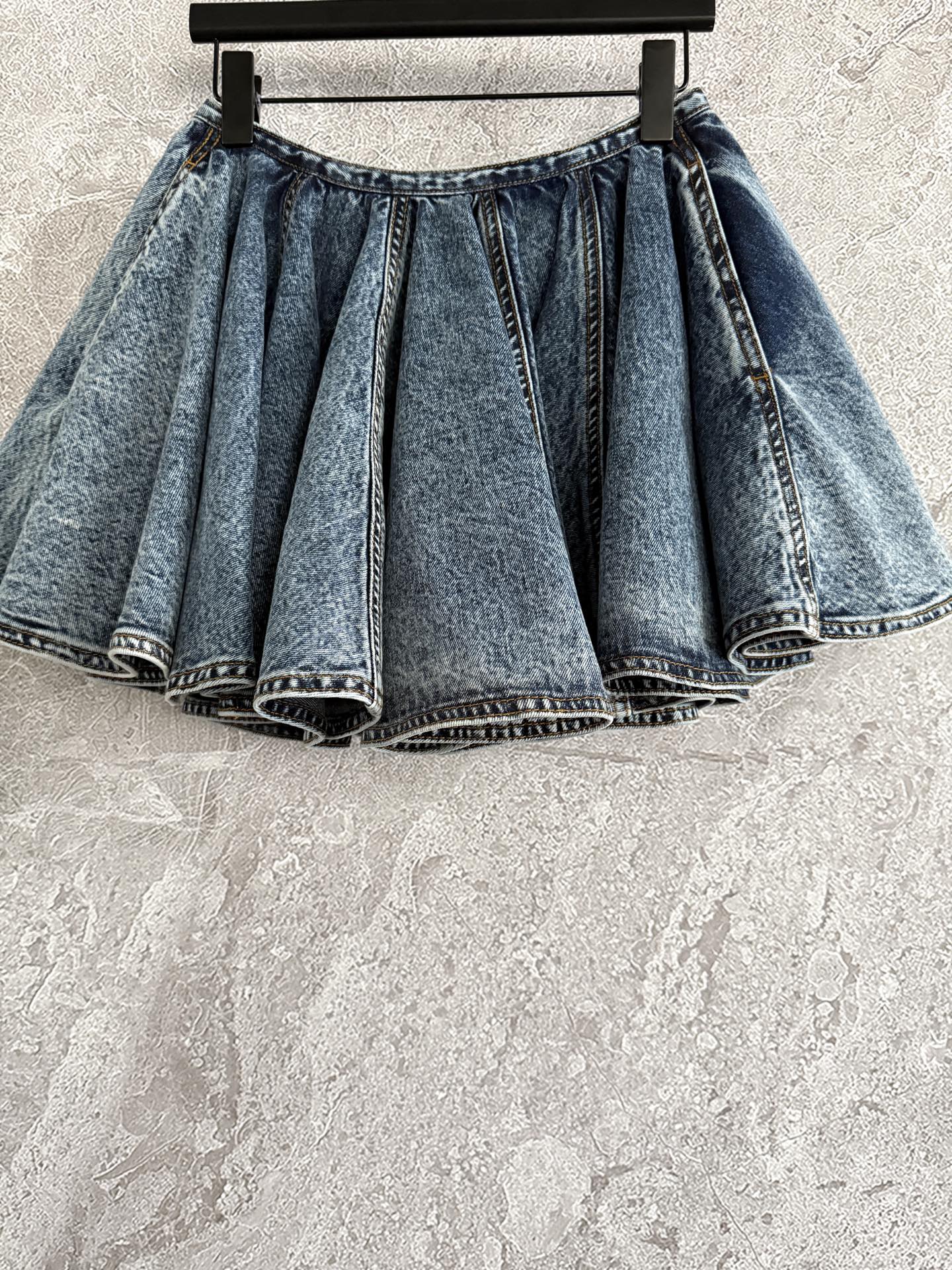 褶裥牛仔半裙✨雪花复古石洗色，采用低腰头设计，两侧隐藏式的口袋，搭配喇叭a字裁剪，多层次拼接呈现伞裙效果