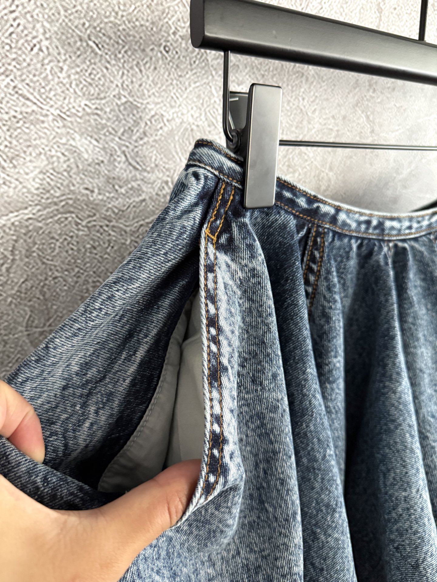 褶裥牛仔半裙✨雪花复古石洗色，采用低腰头设计，两侧隐藏式的口袋，搭配喇叭a字裁剪，多层次拼接呈现伞裙效果