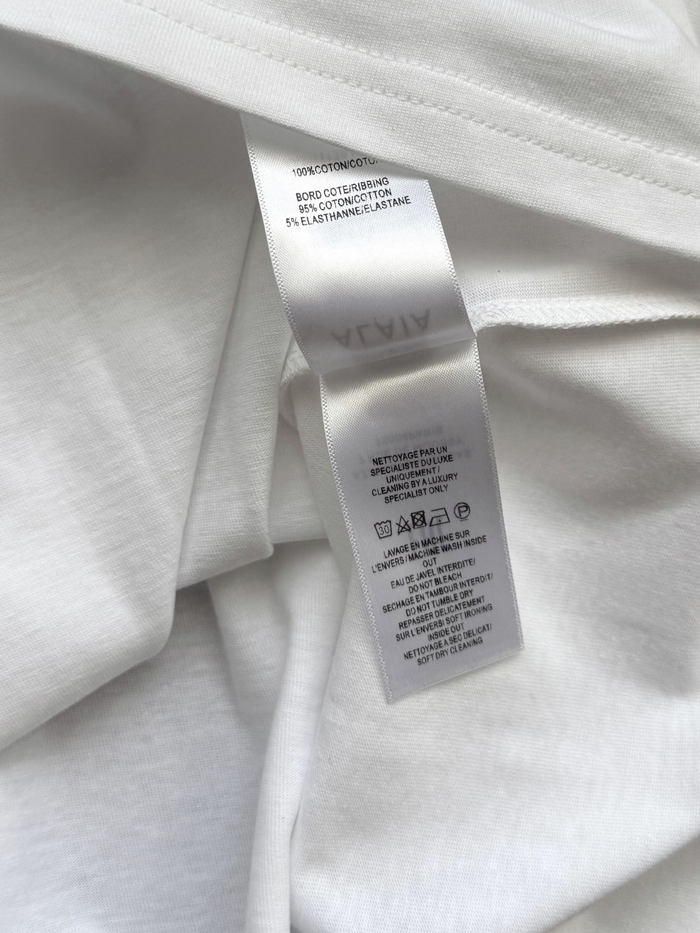 休闲长袖上衣✨针织棉质、所以有挺括的感觉，后背黑白撞色字母刺绣休闲长袖T恤，螺纹领口、袖口、直身版型，小