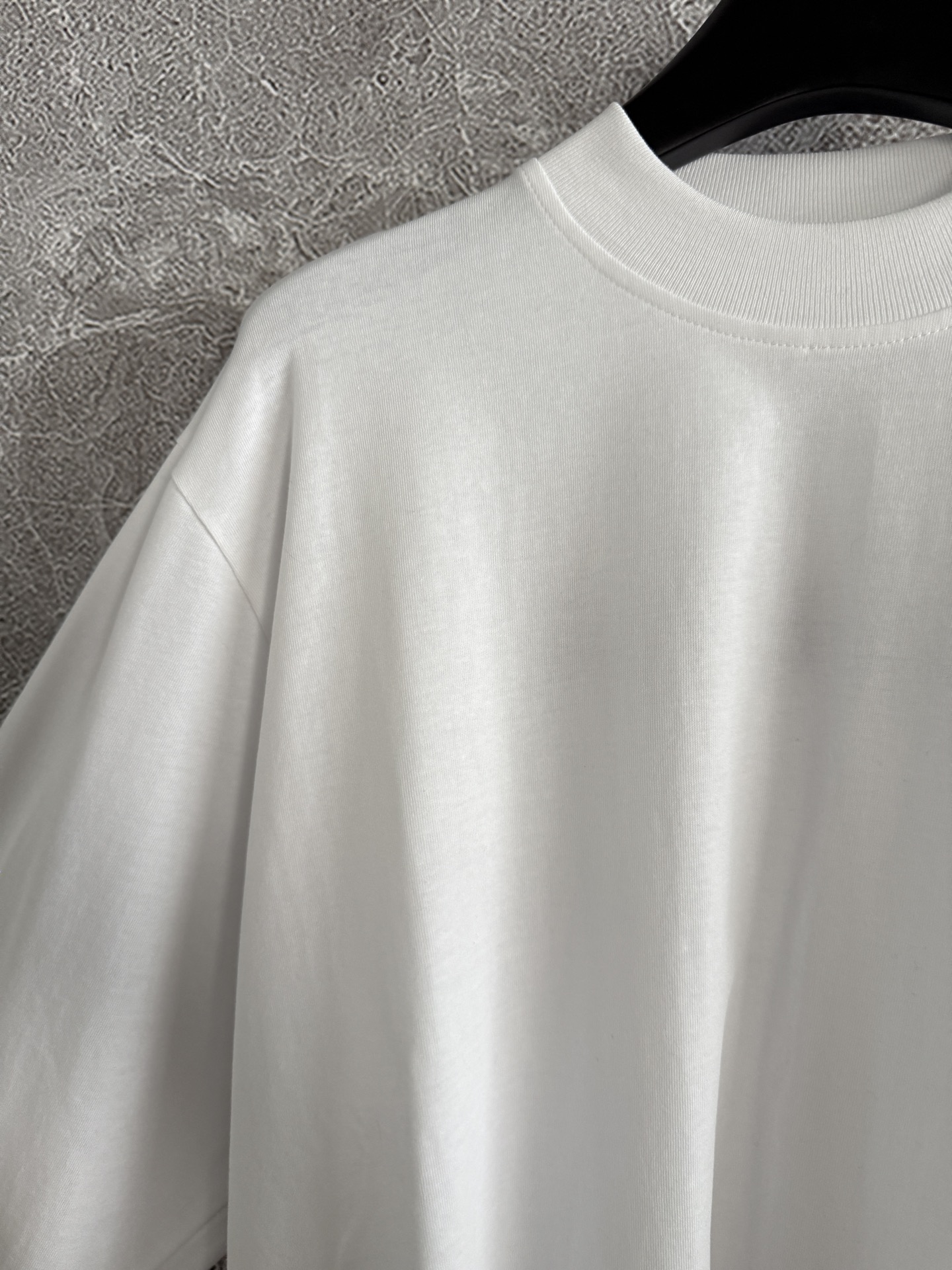 休闲长袖上衣✨针织棉质、所以有挺括的感觉，后背黑白撞色字母刺绣休闲长袖T恤，螺纹领口、袖口、直身版型，小