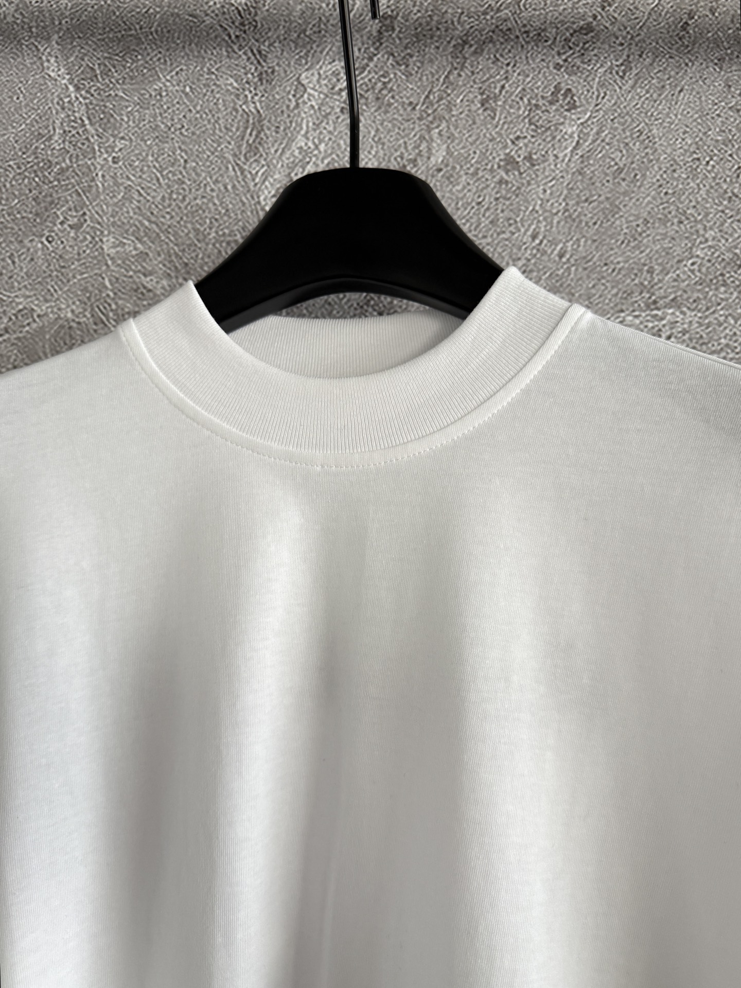 休闲长袖上衣✨针织棉质、所以有挺括的感觉，后背黑白撞色字母刺绣休闲长袖T恤，螺纹领口、袖口、直身版型，小