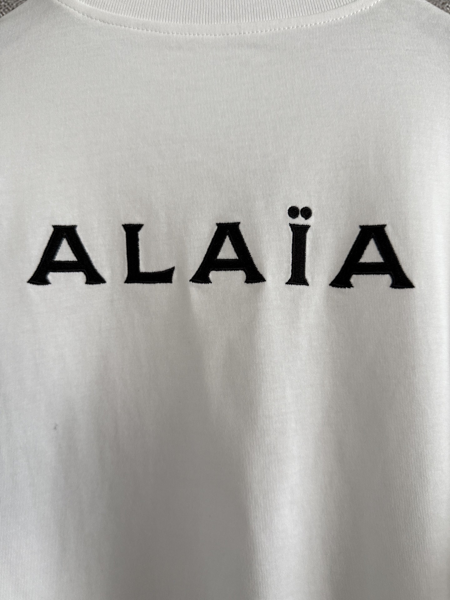 休闲长袖上衣✨针织棉质、所以有挺括的感觉，后背黑白撞色字母刺绣休闲长袖T恤，螺纹领口、袖口、直身版型，小