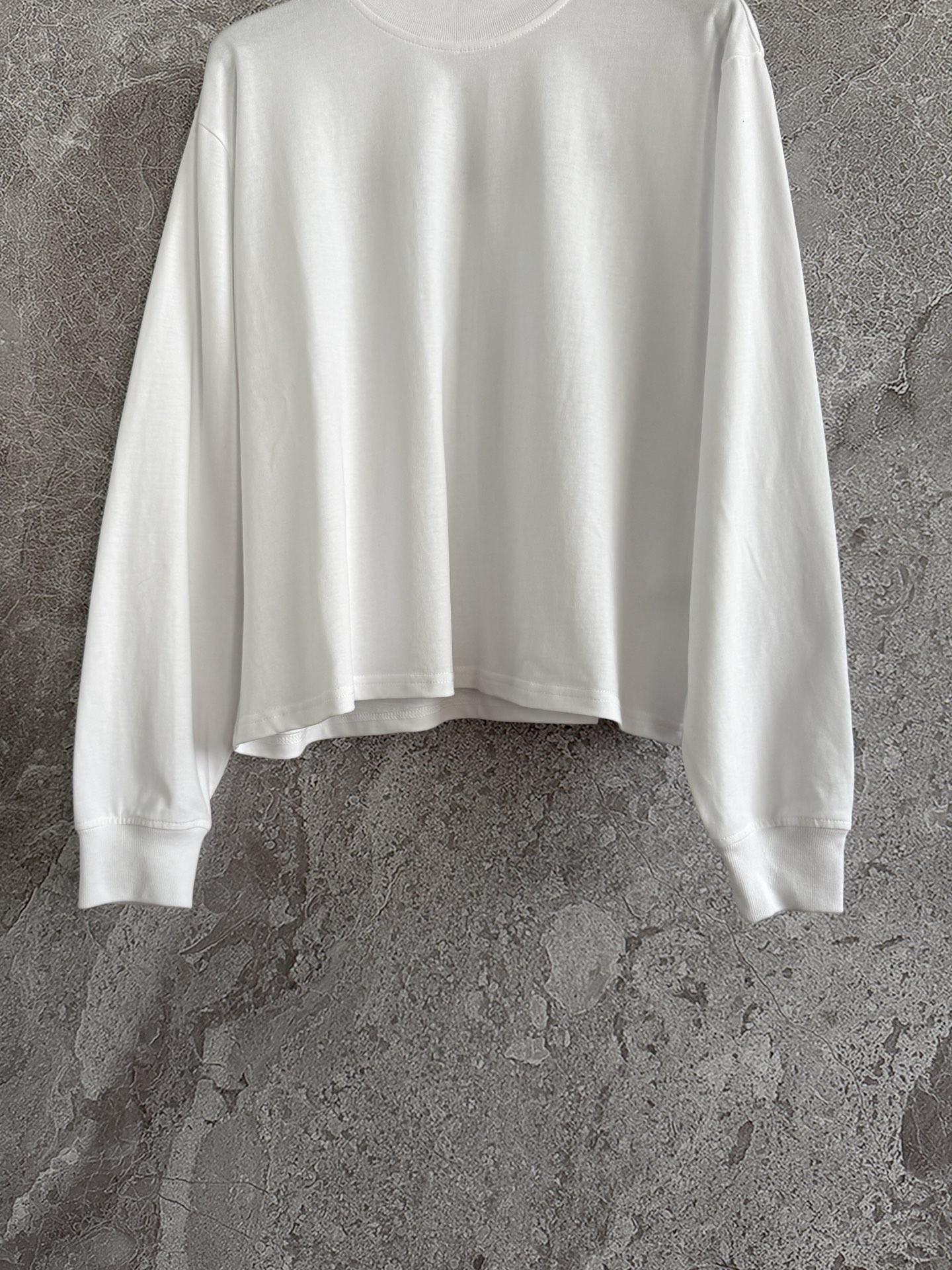 休闲长袖上衣✨针织棉质、所以有挺括的感觉，后背黑白撞色字母刺绣休闲长袖T恤，螺纹领口、袖口、直身版型，小