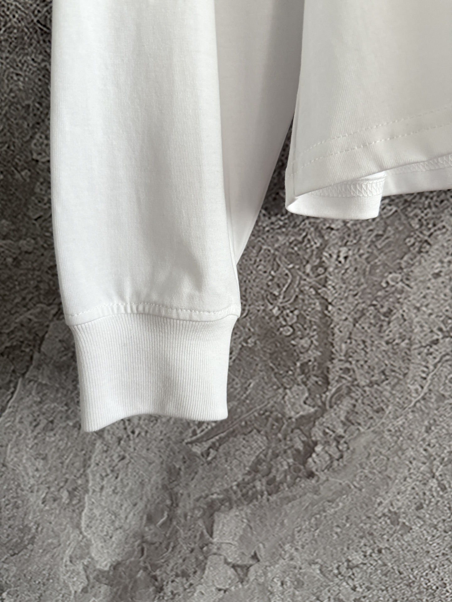 休闲长袖上衣✨针织棉质、所以有挺括的感觉，后背黑白撞色字母刺绣休闲长袖T恤，螺纹领口、袖口、直身版型，小