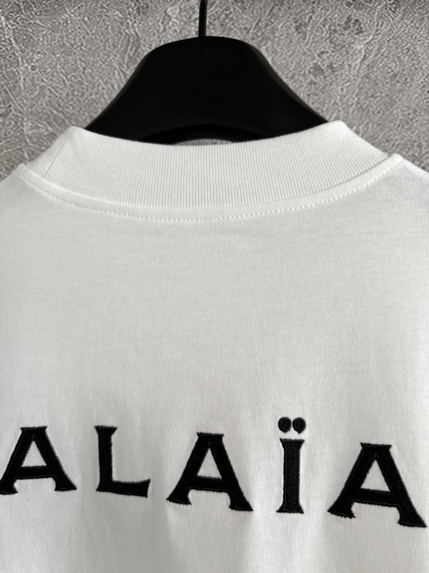 休闲长袖上衣✨针织棉质、所以有挺括的感觉，后背黑白撞色字母刺绣休闲长袖T恤，螺纹领口、袖口、直身版型，小