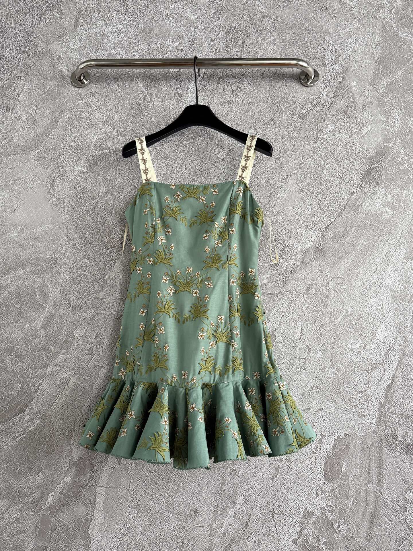 现货‼️‼️🛒款号414/花野刺绣连衣裙✨全身立体贴花工艺，超重磅精致，肩带上也是绣花，亚麻材质舒适又很