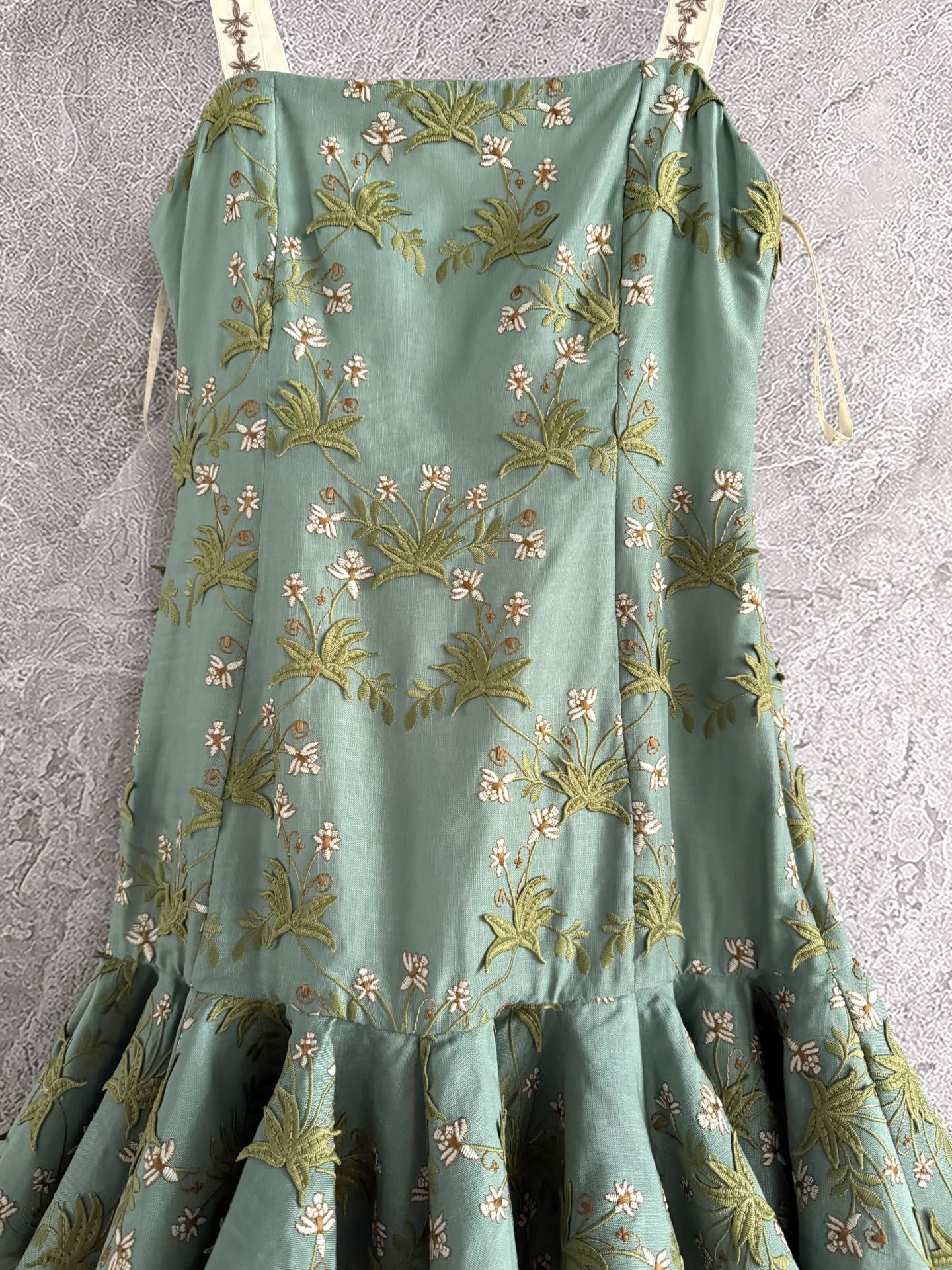 现货‼️‼️🛒款号414/花野刺绣连衣裙✨全身立体贴花工艺，超重磅精致，肩带上也是绣花，亚麻材质舒适又很