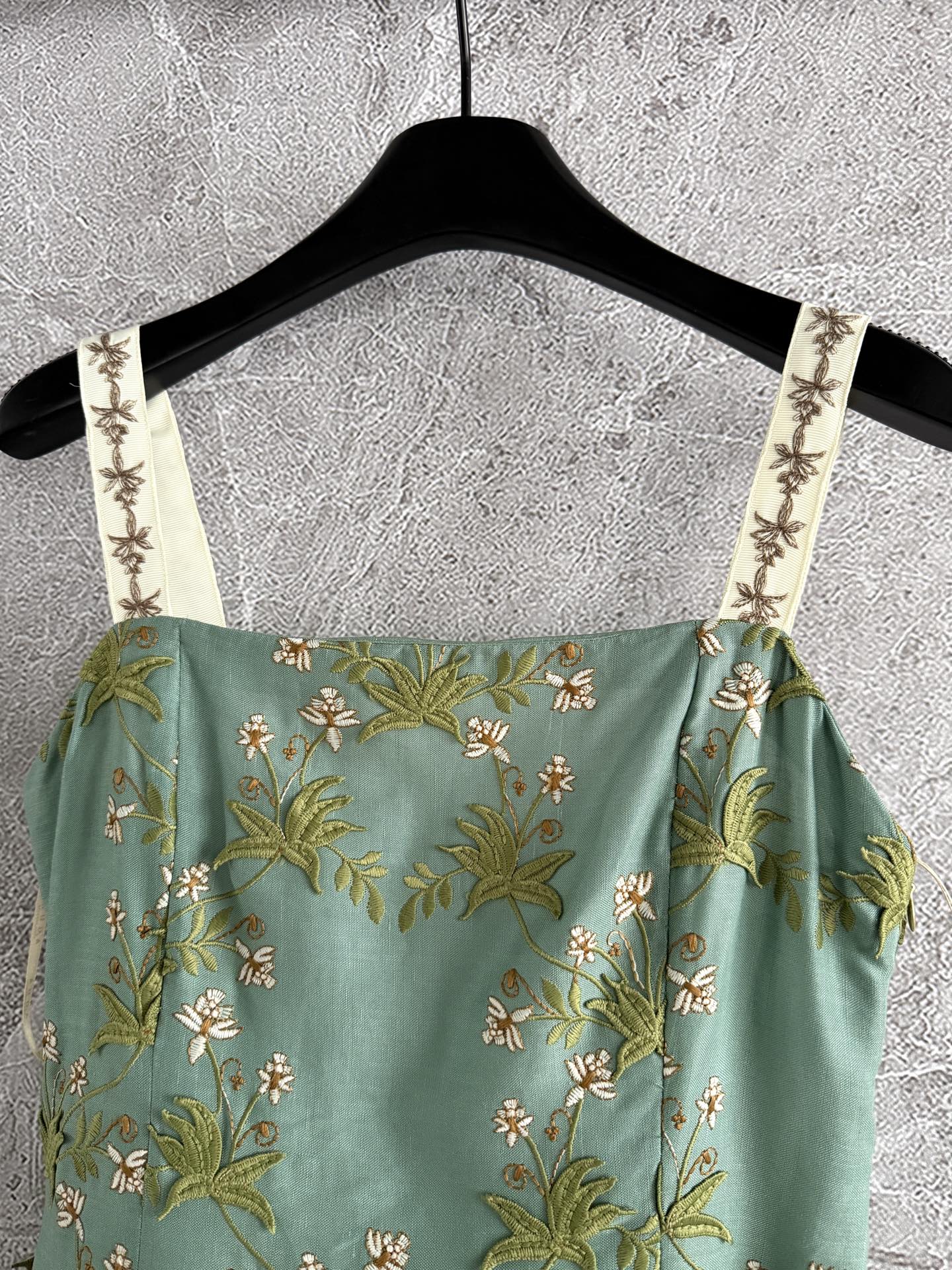 现货‼️‼️🛒款号414/花野刺绣连衣裙✨全身立体贴花工艺，超重磅精致，肩带上也是绣花，亚麻材质舒适又很