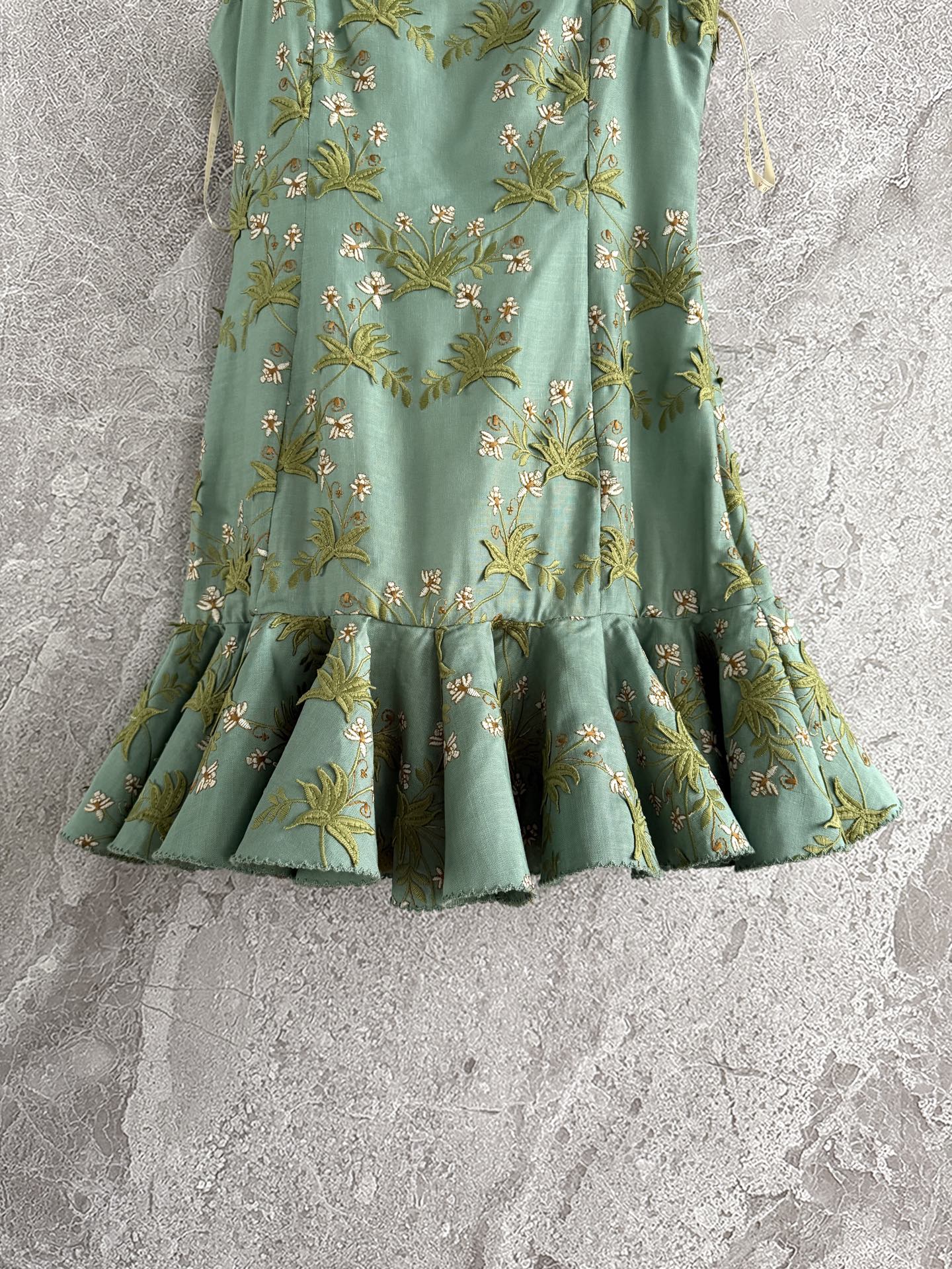 现货‼️‼️🛒款号414/花野刺绣连衣裙✨全身立体贴花工艺，超重磅精致，肩带上也是绣花，亚麻材质舒适又很