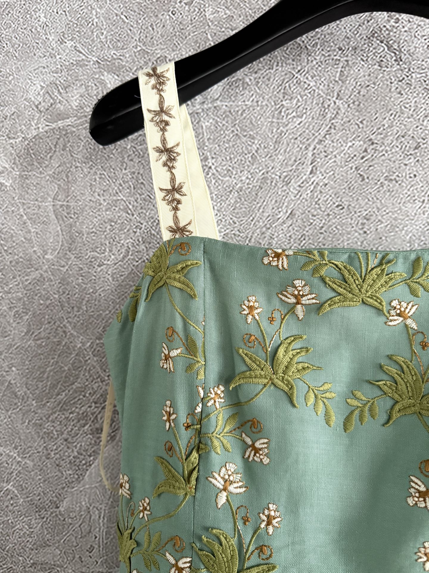 现货‼️‼️🛒款号414/花野刺绣连衣裙✨全身立体贴花工艺，超重磅精致，肩带上也是绣花，亚麻材质舒适又很