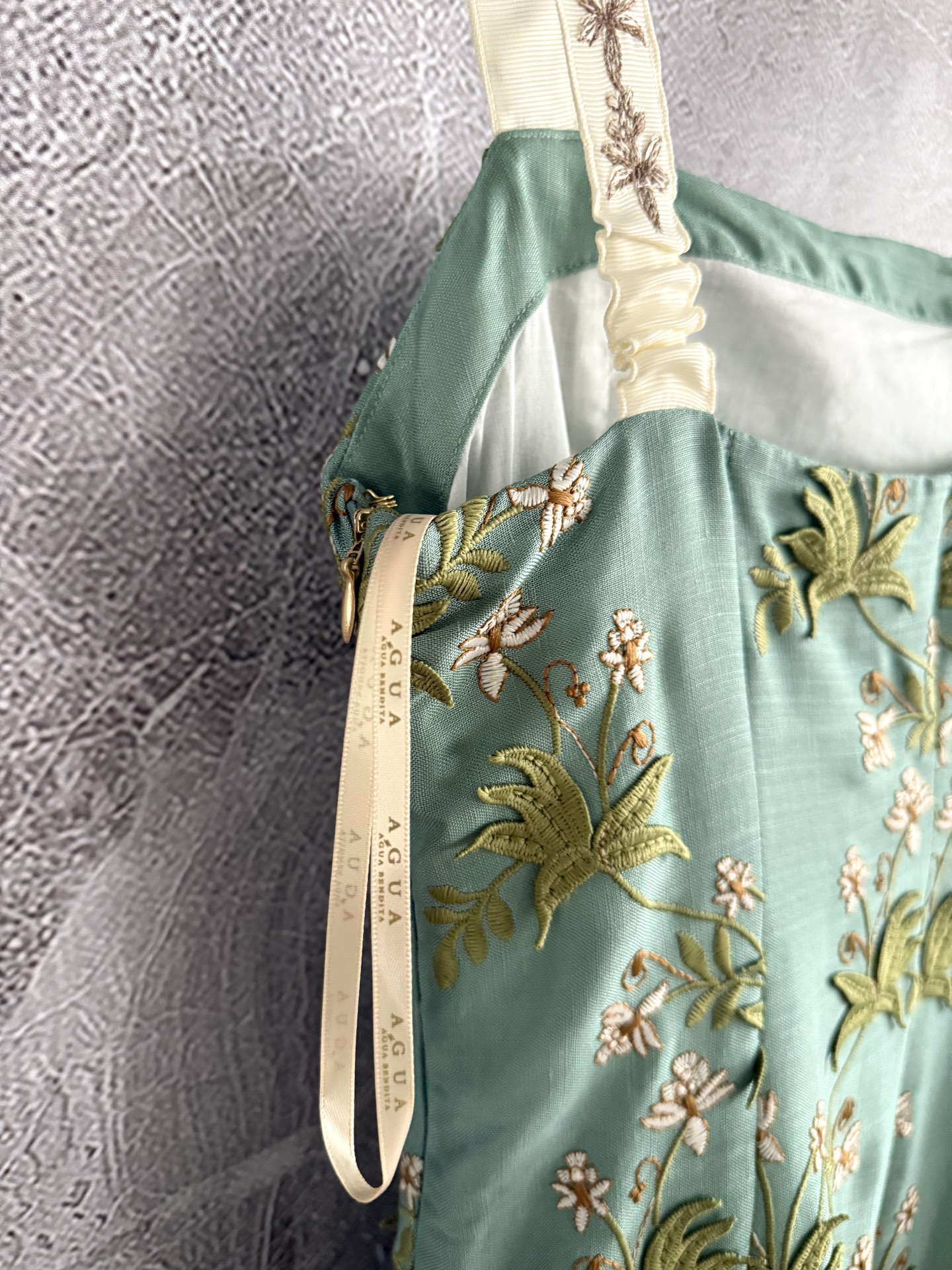 现货‼️‼️🛒款号414/花野刺绣连衣裙✨全身立体贴花工艺，超重磅精致，肩带上也是绣花，亚麻材质舒适又很